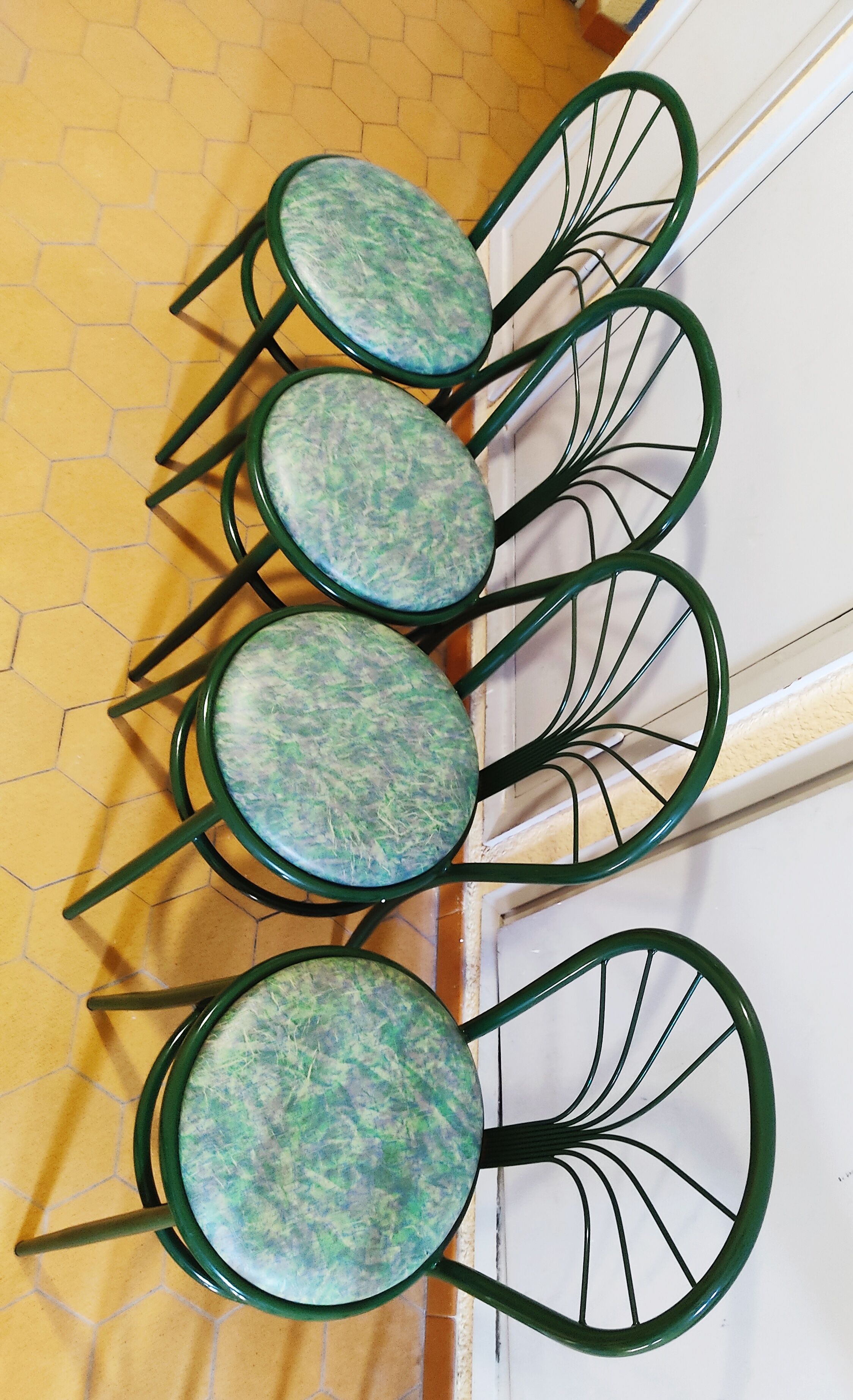 Table à manger en marbre, pieds fonte verts et 4 chaises tube acier assorties revêtement simili cuir