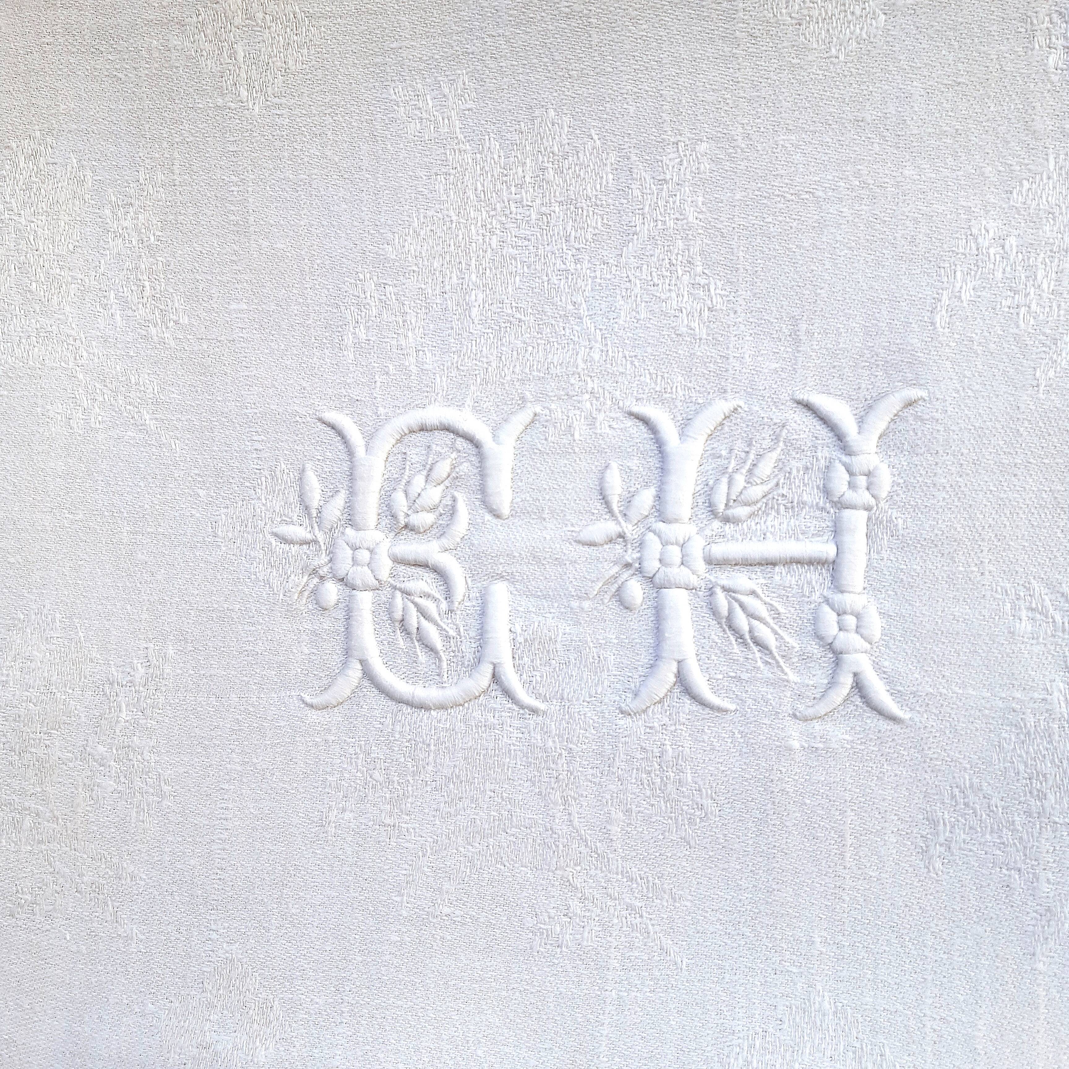 5 monogrammed napkins "EH"