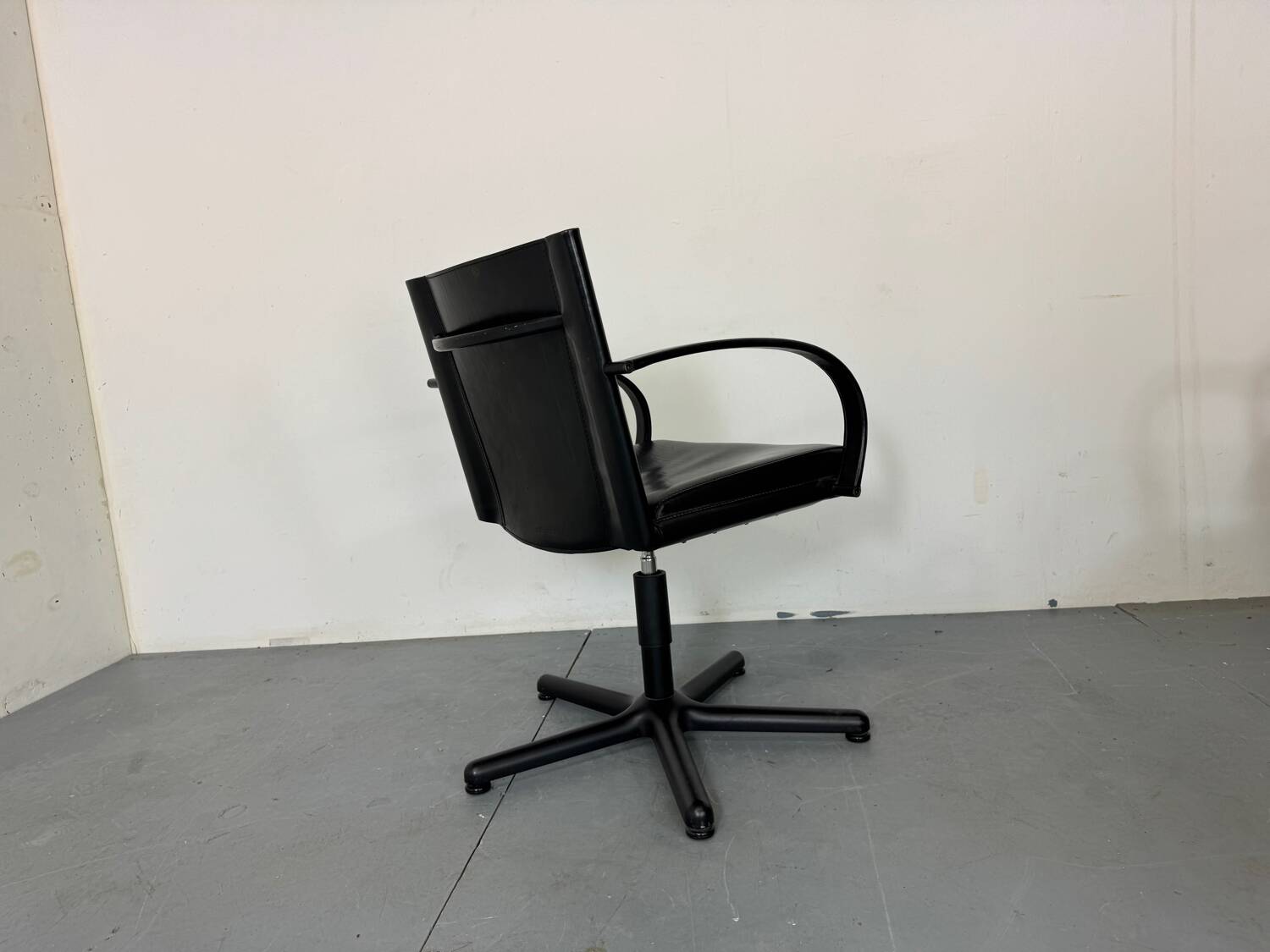 Italian Tito Agnoli for Matteo Grassi modernist Leather and steel desk chai