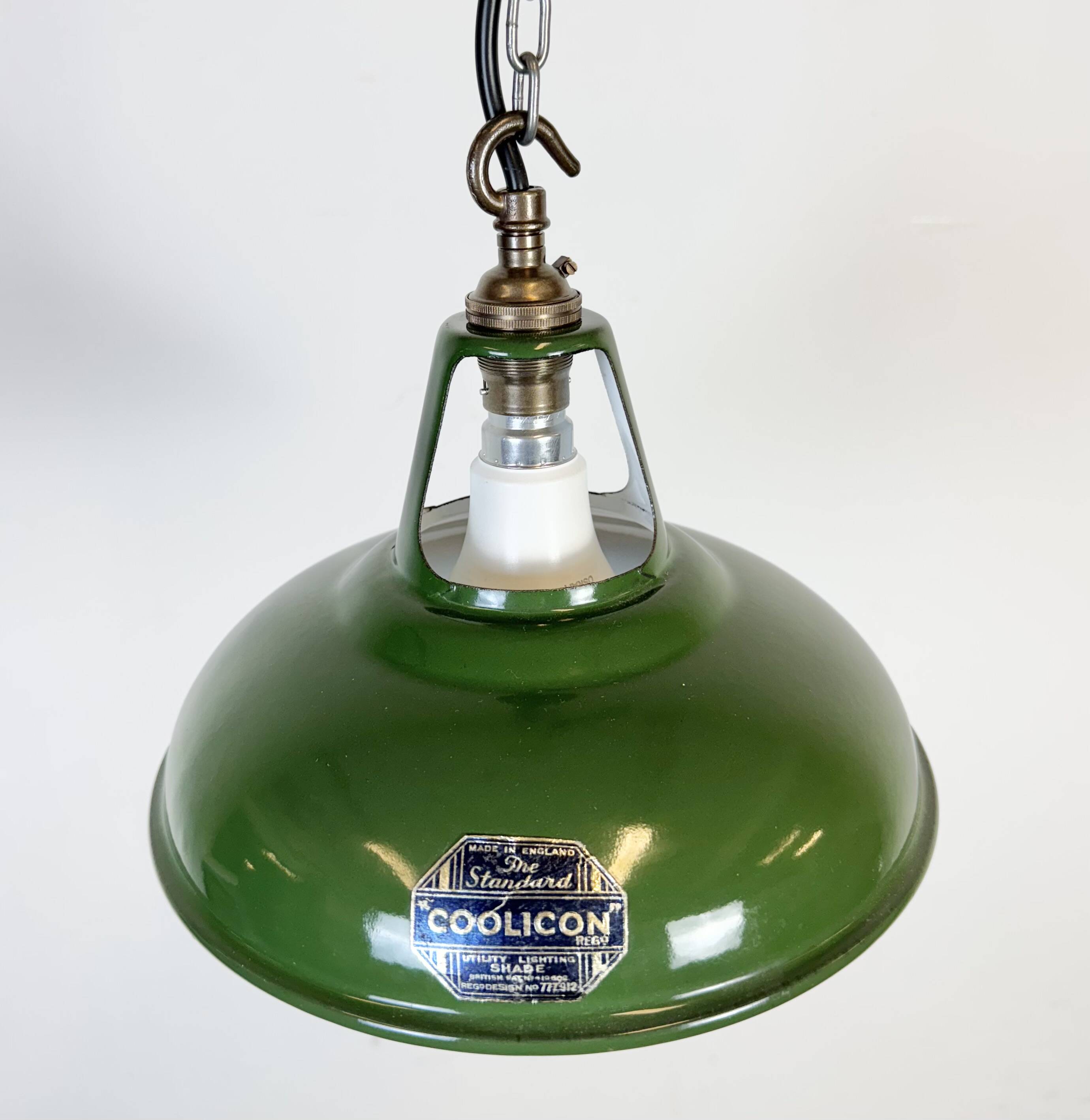Suspension industrielle en émail vert de Coolicon, années 1950