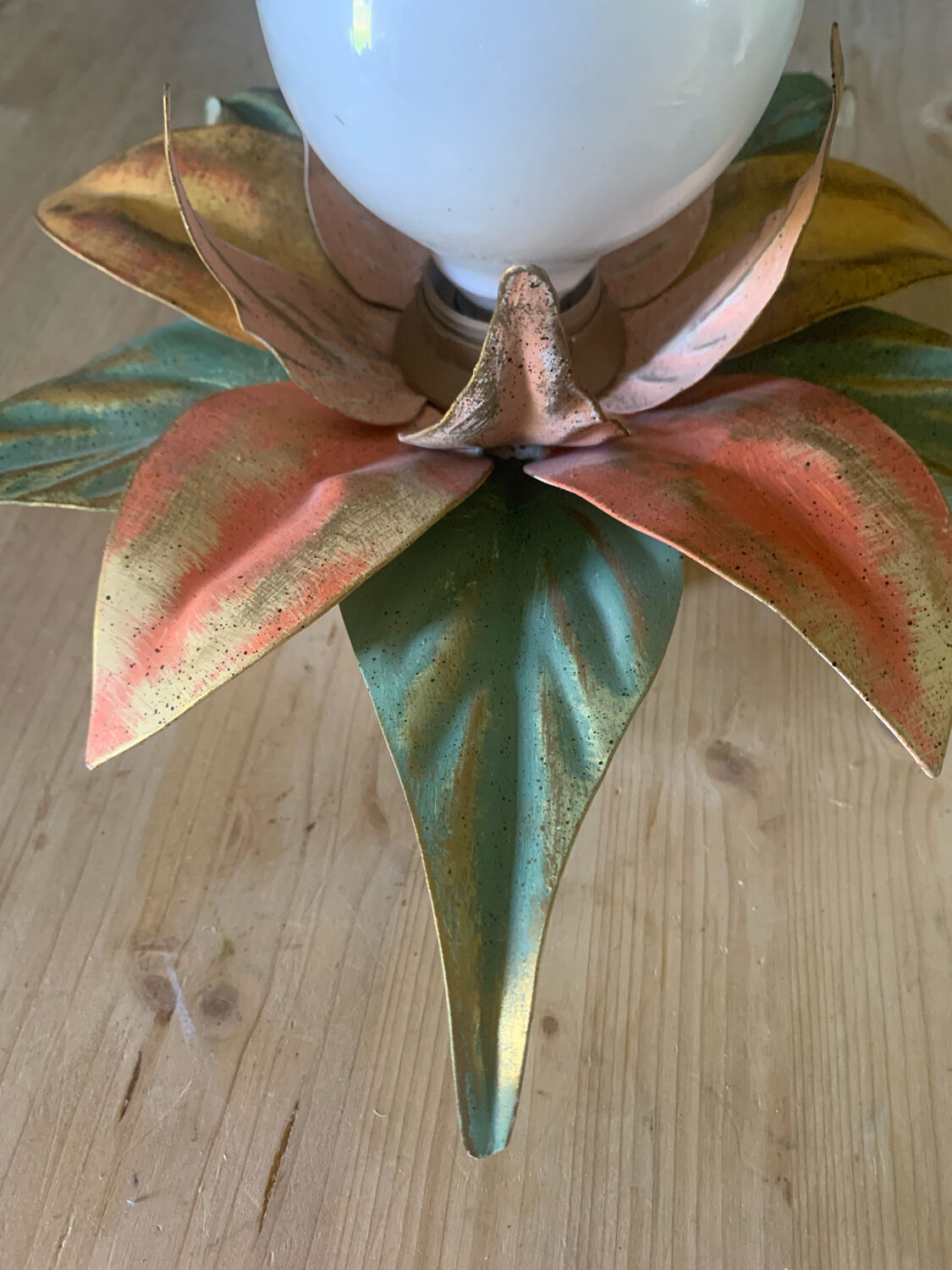 Metal flower wall lamp