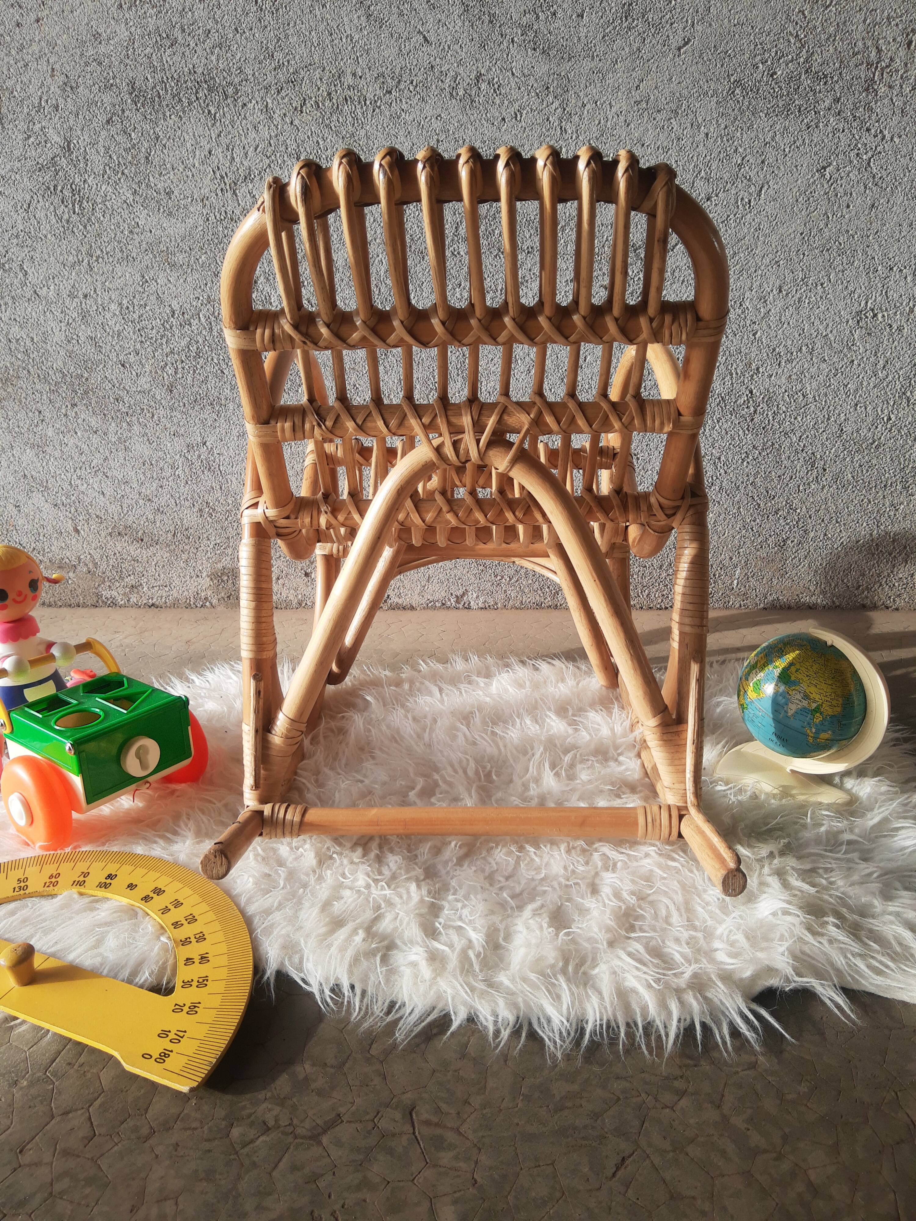 Rocking chair enfant en rotin vintage