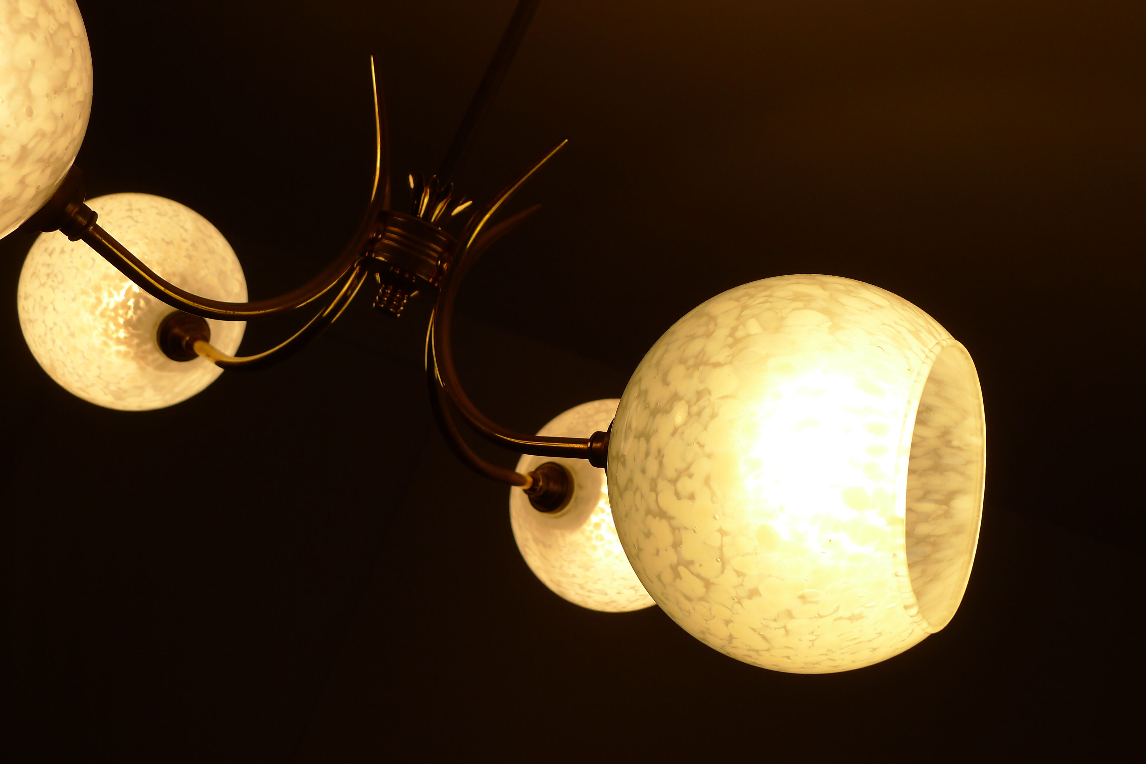 Chandelier 4 branches golden opalins globes speckled