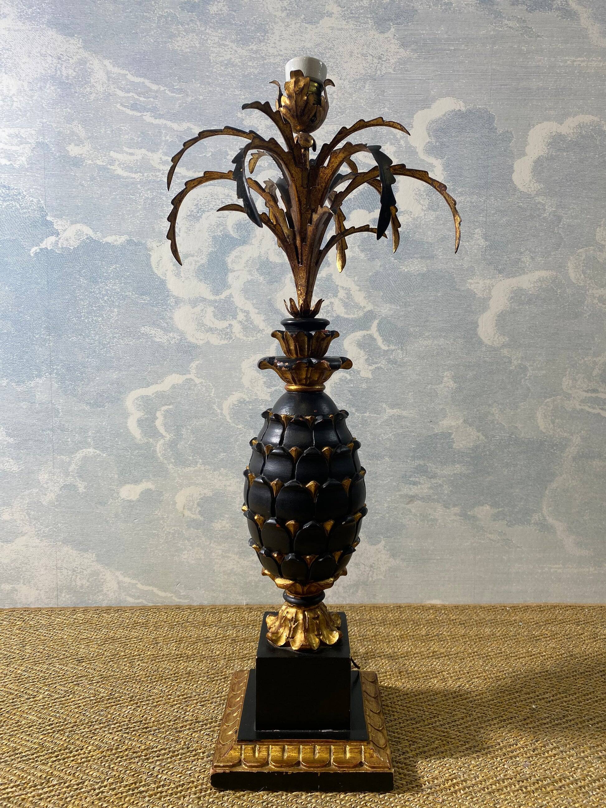 Grande lampe de table ananas en bois sculpté noir et or, France, début du XXe siècle