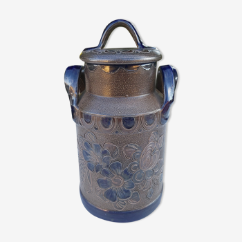 Handarbeit ceramic covered pot