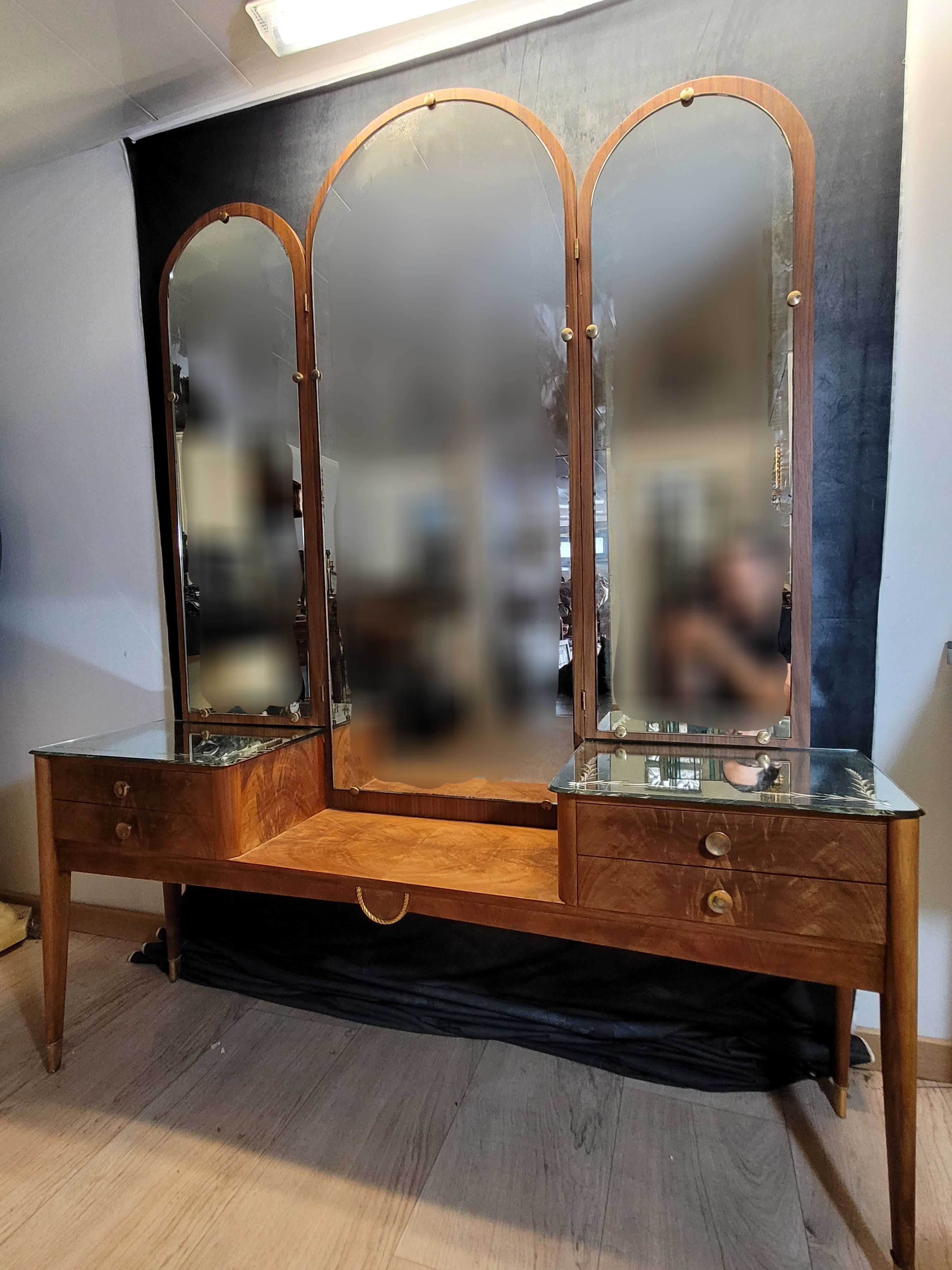 Venetian hairdresser with triptych mirror