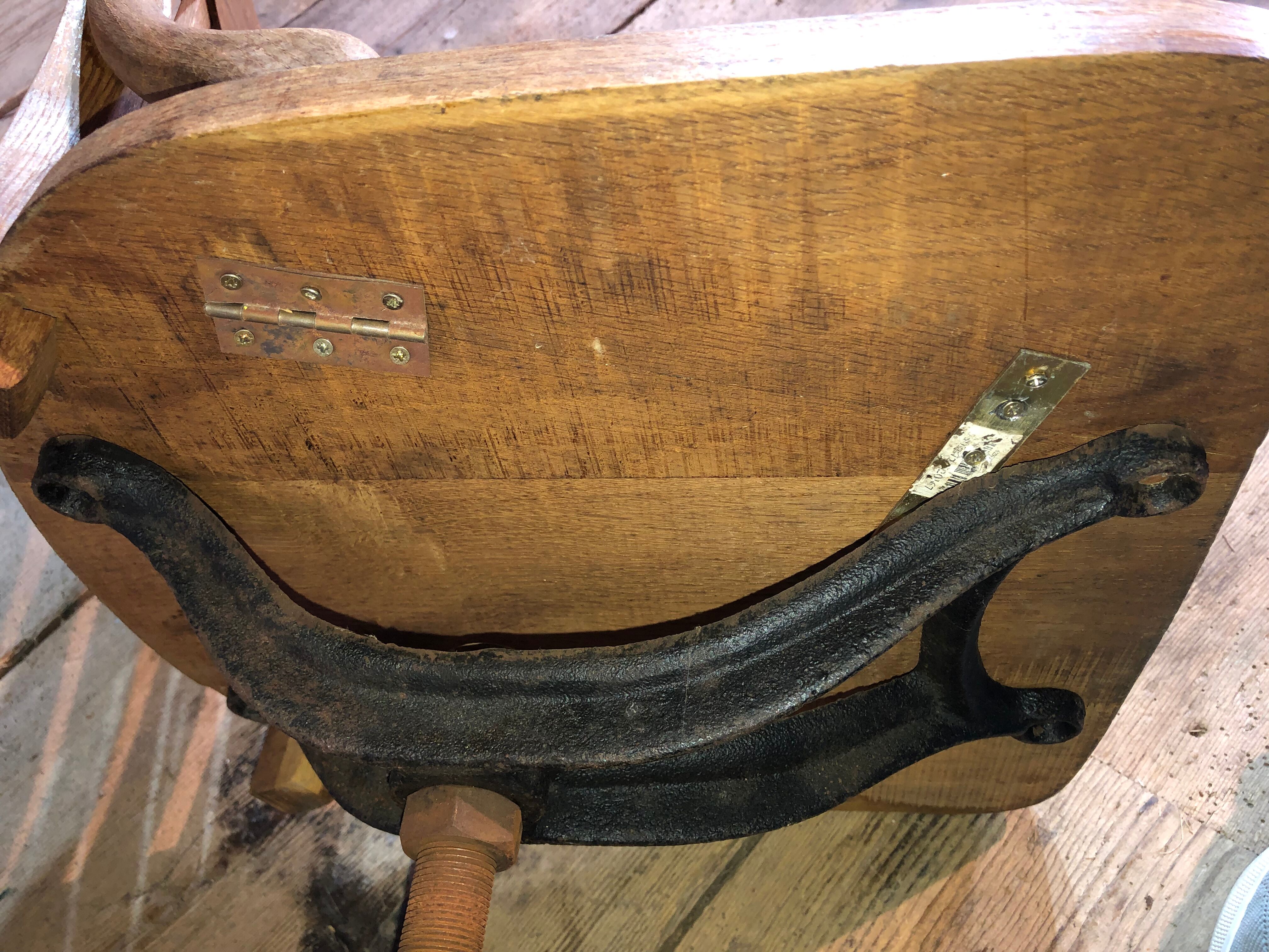 Bureau d’un maître d’école et sa chaises