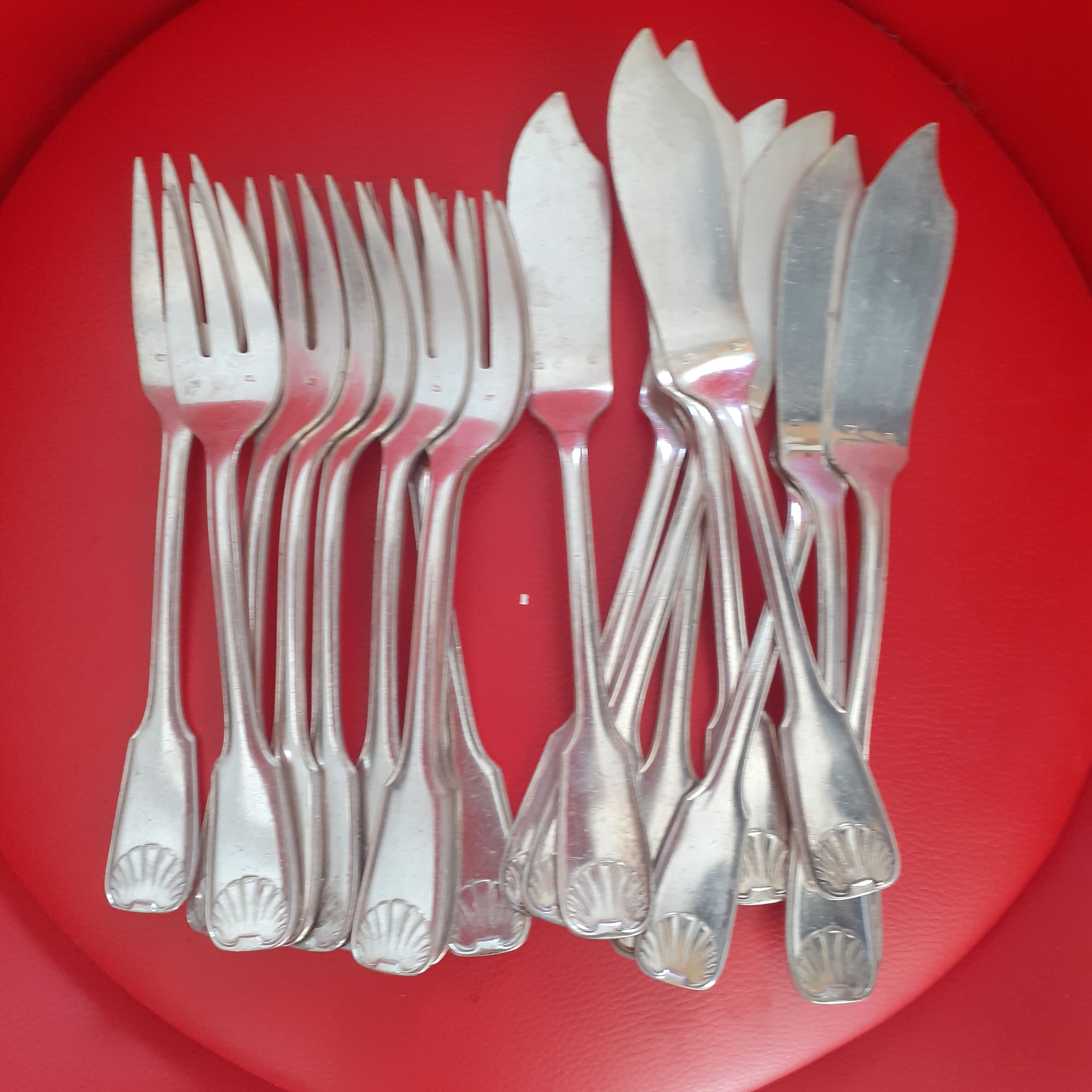 9 knives and 9 fish whips, silver metal, shell model