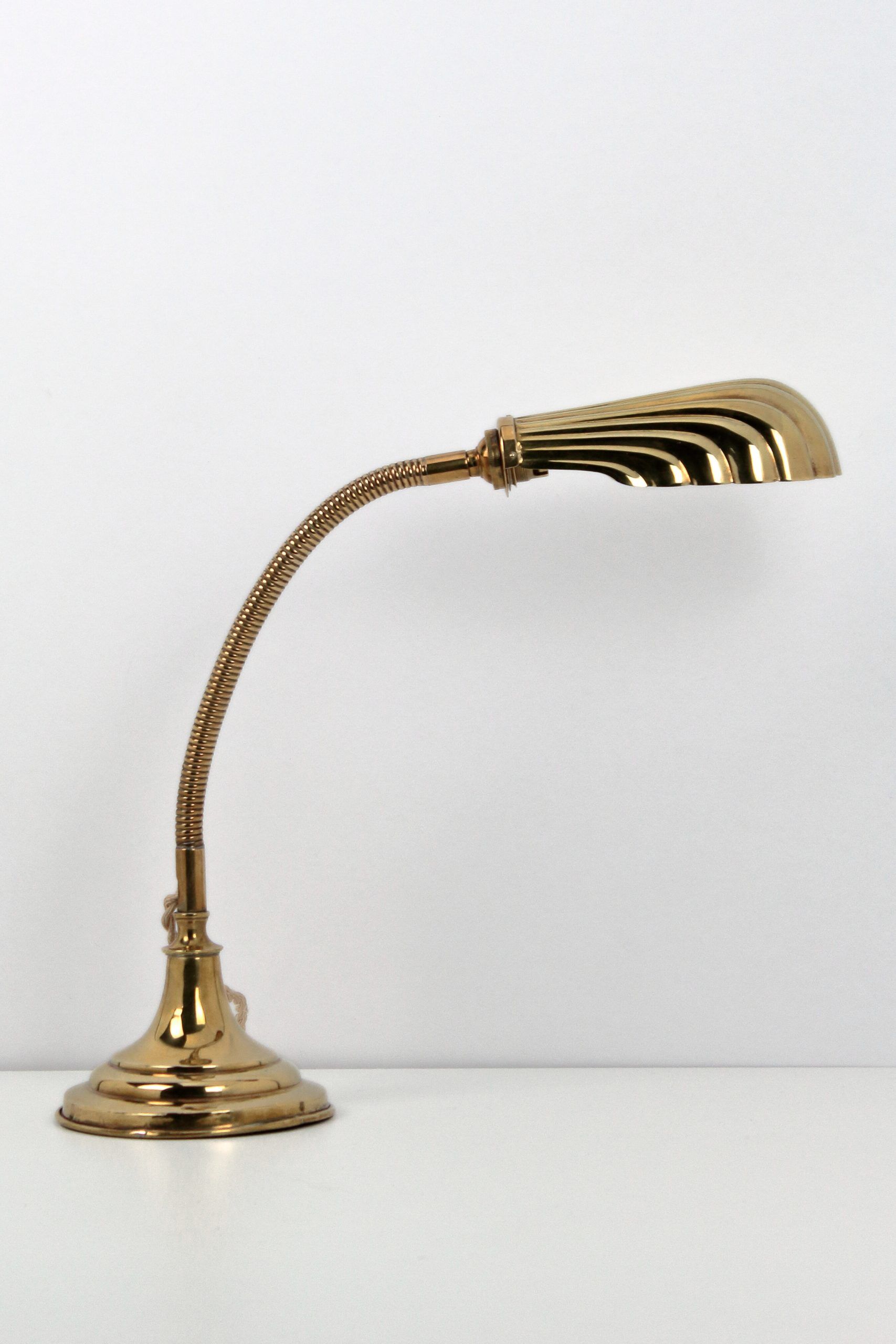 Shell table lamp in gilded brass