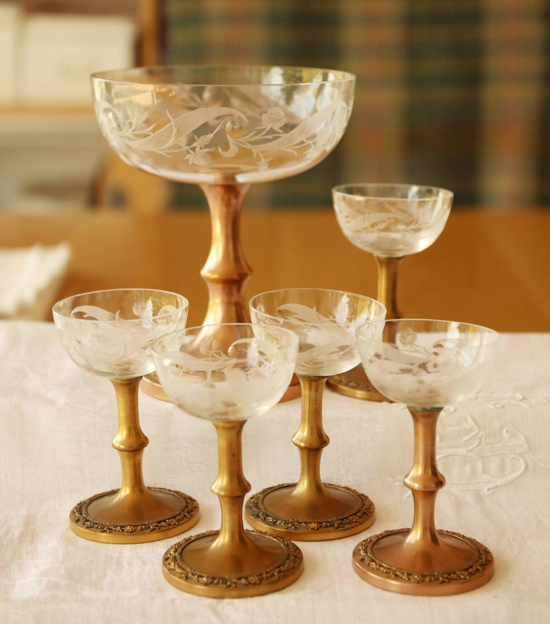 5+1 engraved crystal cups with gilded bronze - Louis XVI style, 19th century