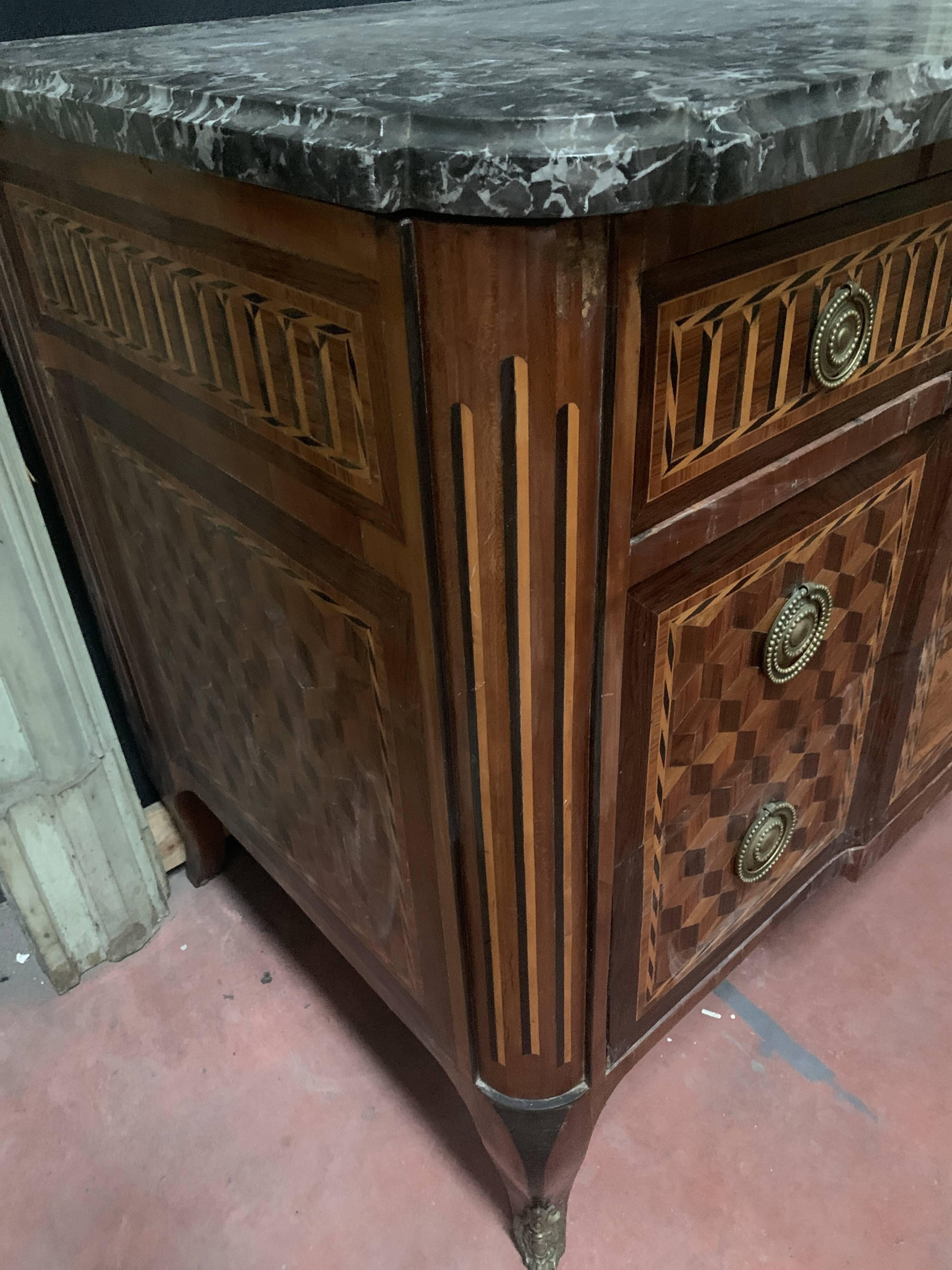 Transition chest of drawers in rosewood and amaranth veneer, 19th century