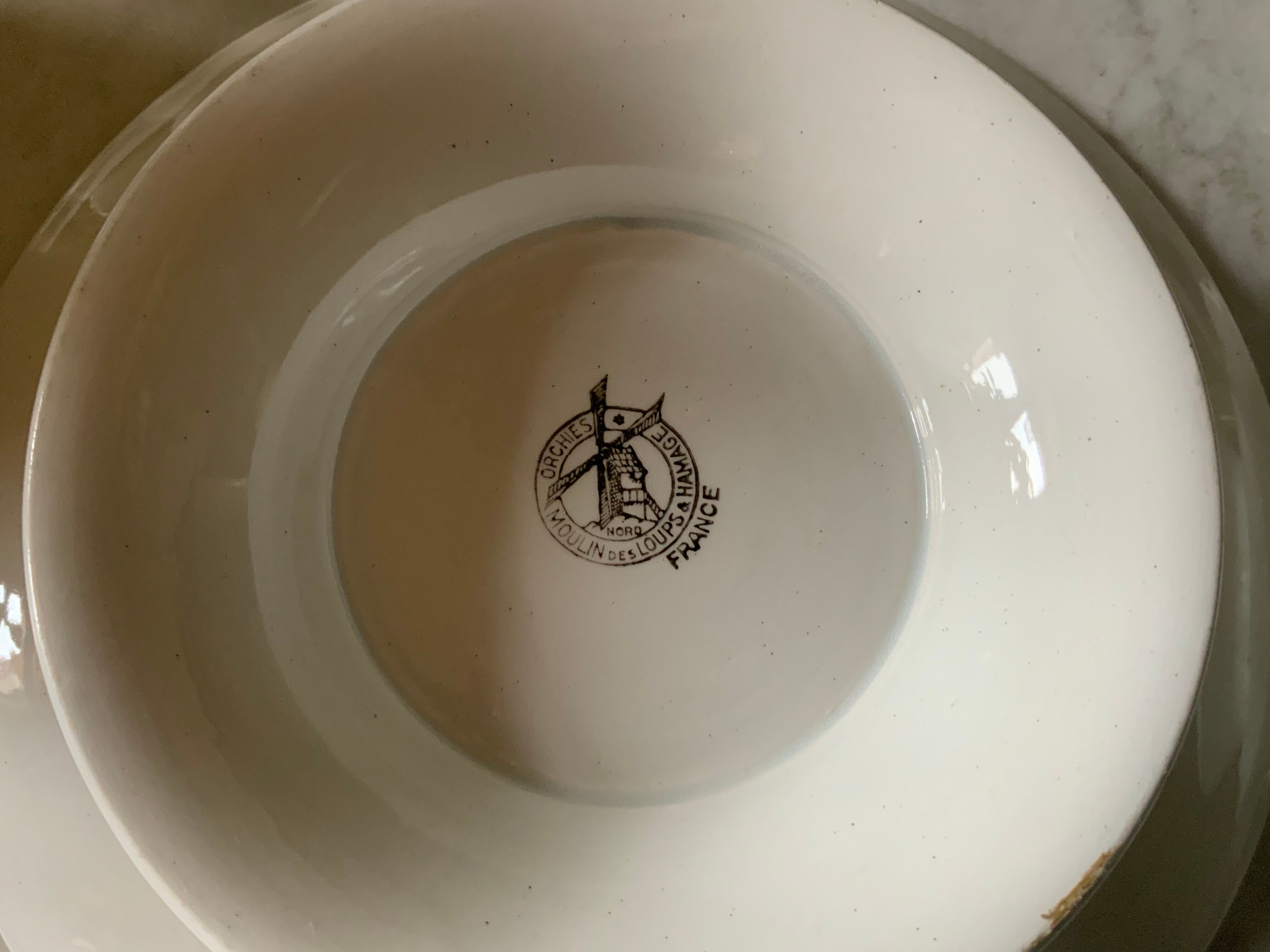 2 plates on feet Moulin des Loups