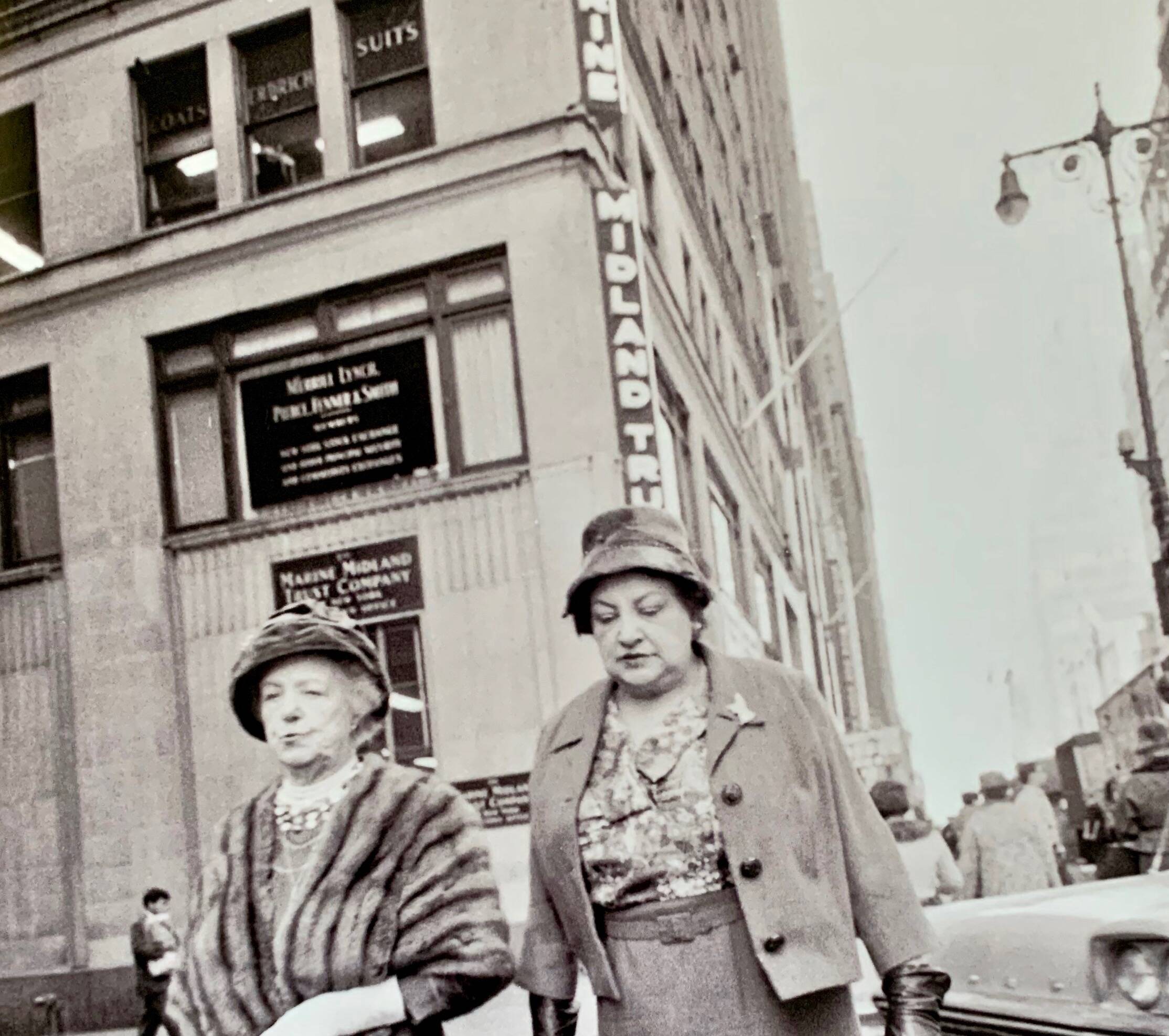 NEW YORK 1960 – Two ladies in Manhattan