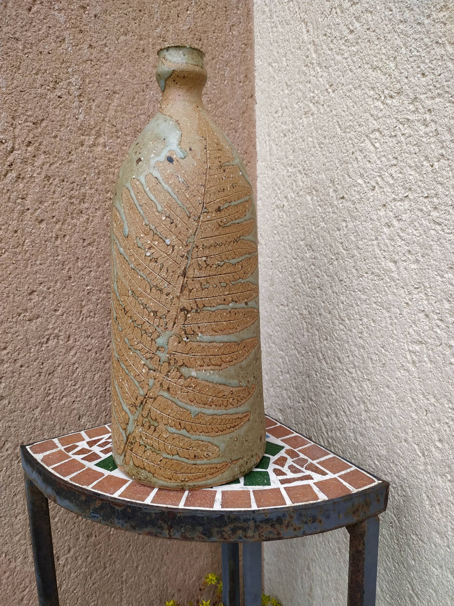 Bouteille en grès au décor de fougère incrustée d'Alain Bernard potier breton
