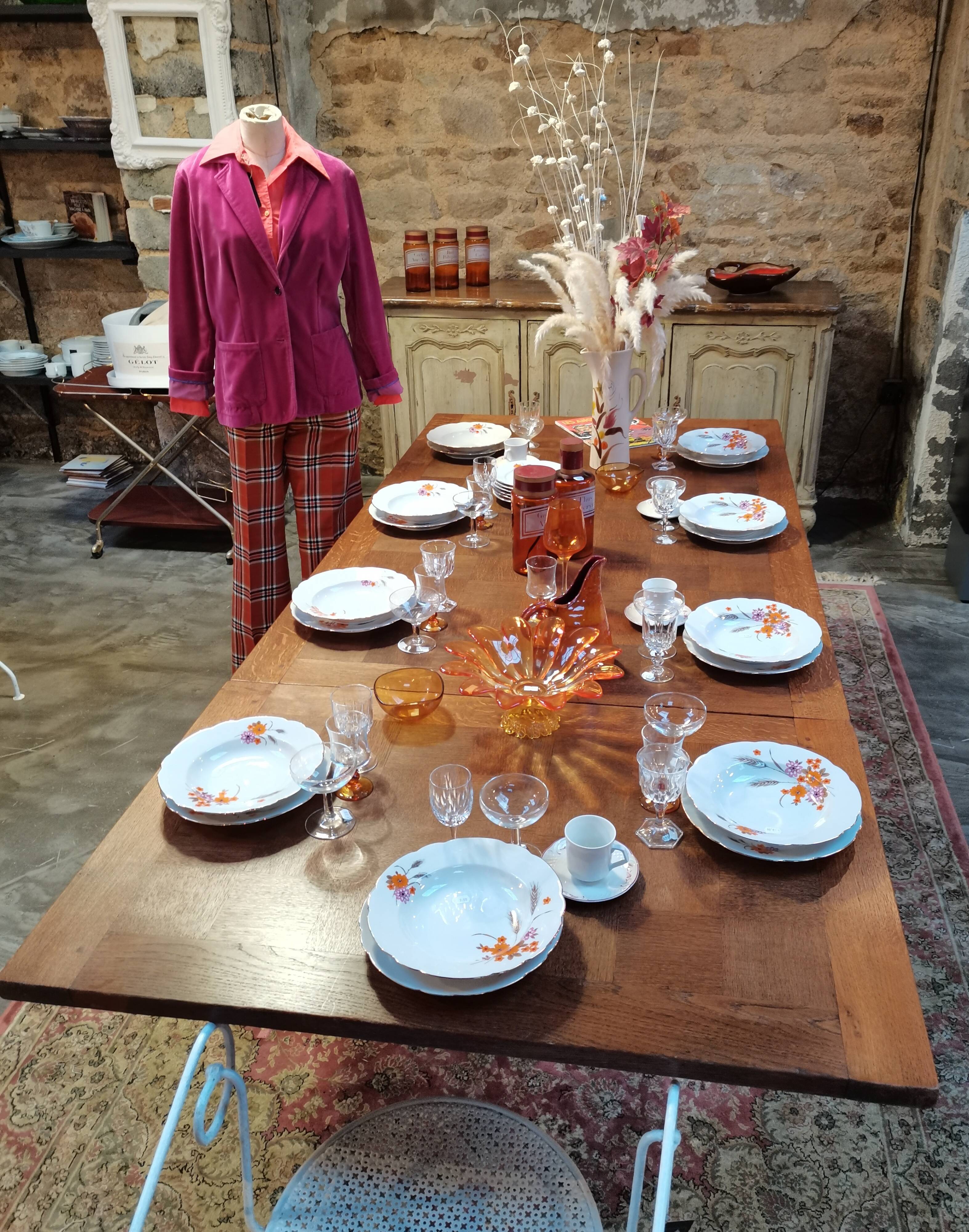 Old table in chene with extension cords