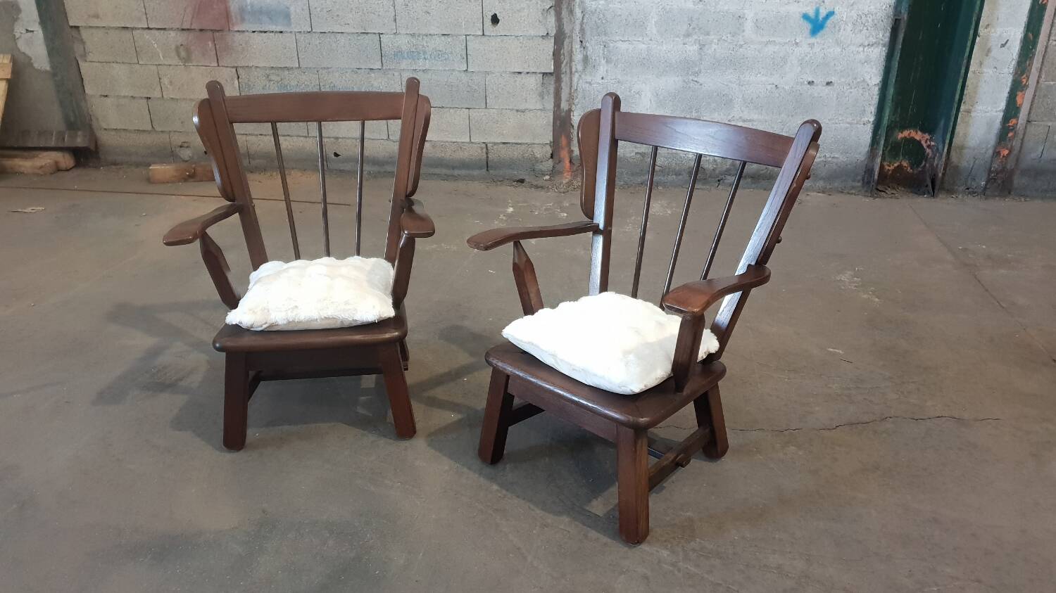 Paire de fauteuils en chêne brutaliste 1970