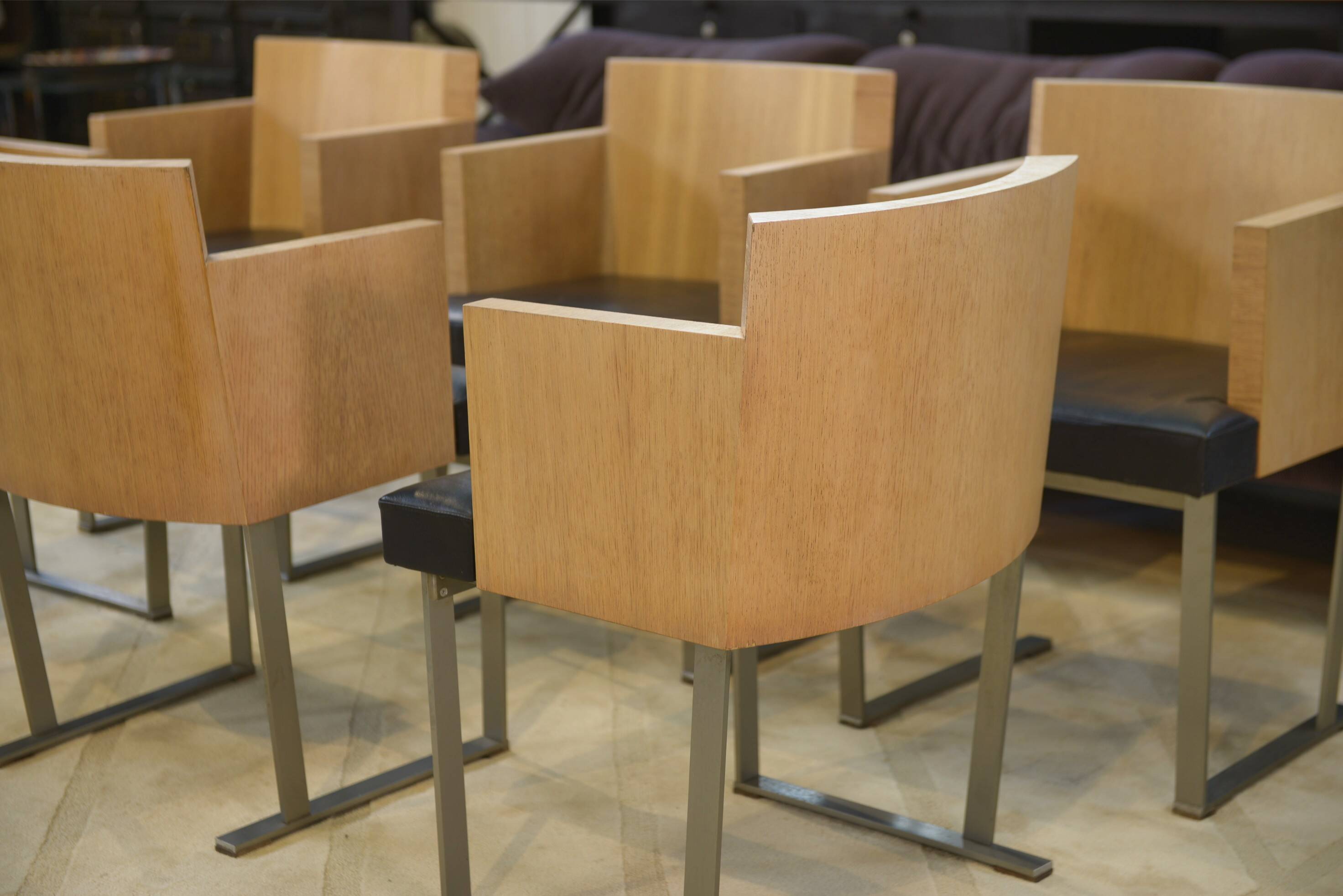 Set of 6 designer armchairs in oak and leather from the 1980s.