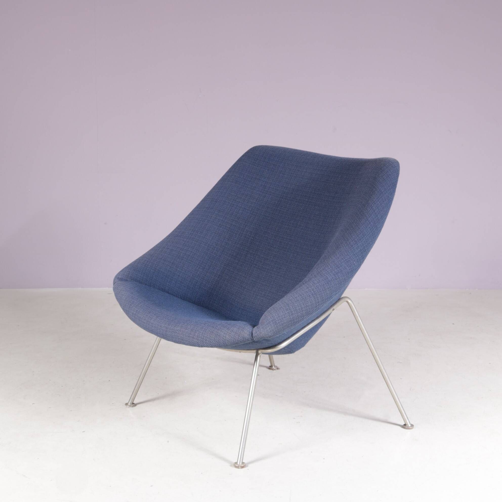 Fauteuil à huître pour femme des années 1950 sur base en chrome mat avec rembourrage bleu par