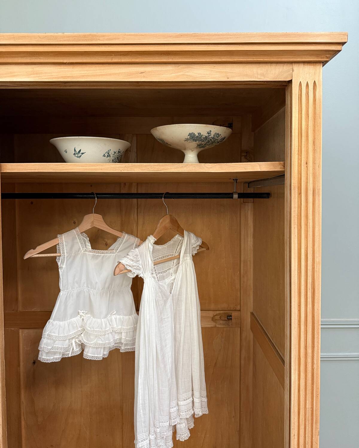 Large Parisian wardrobe with sliding doors (renovated)