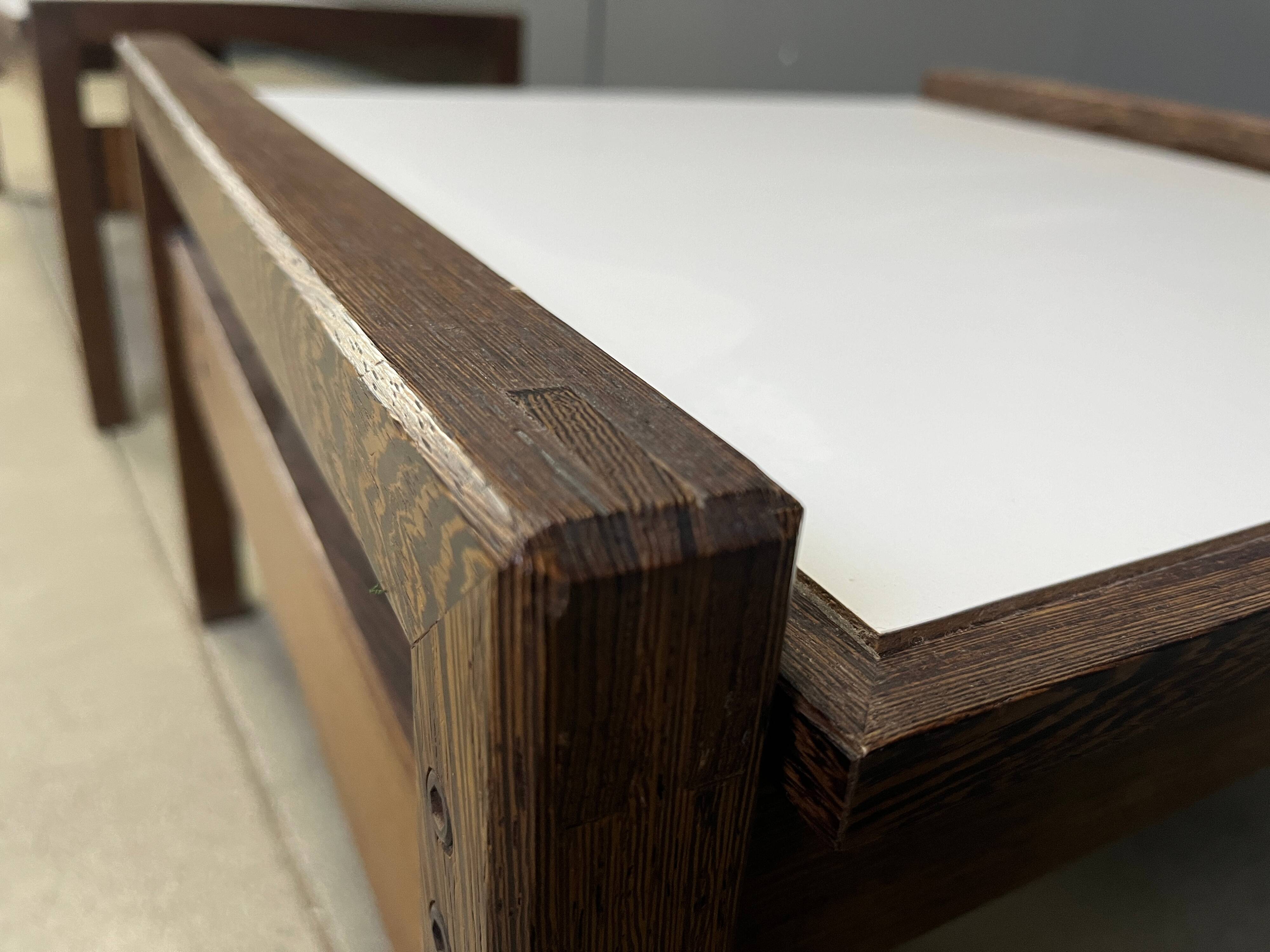 Ensemble de tables basses belges en wengé par Beaufort, années 1960.