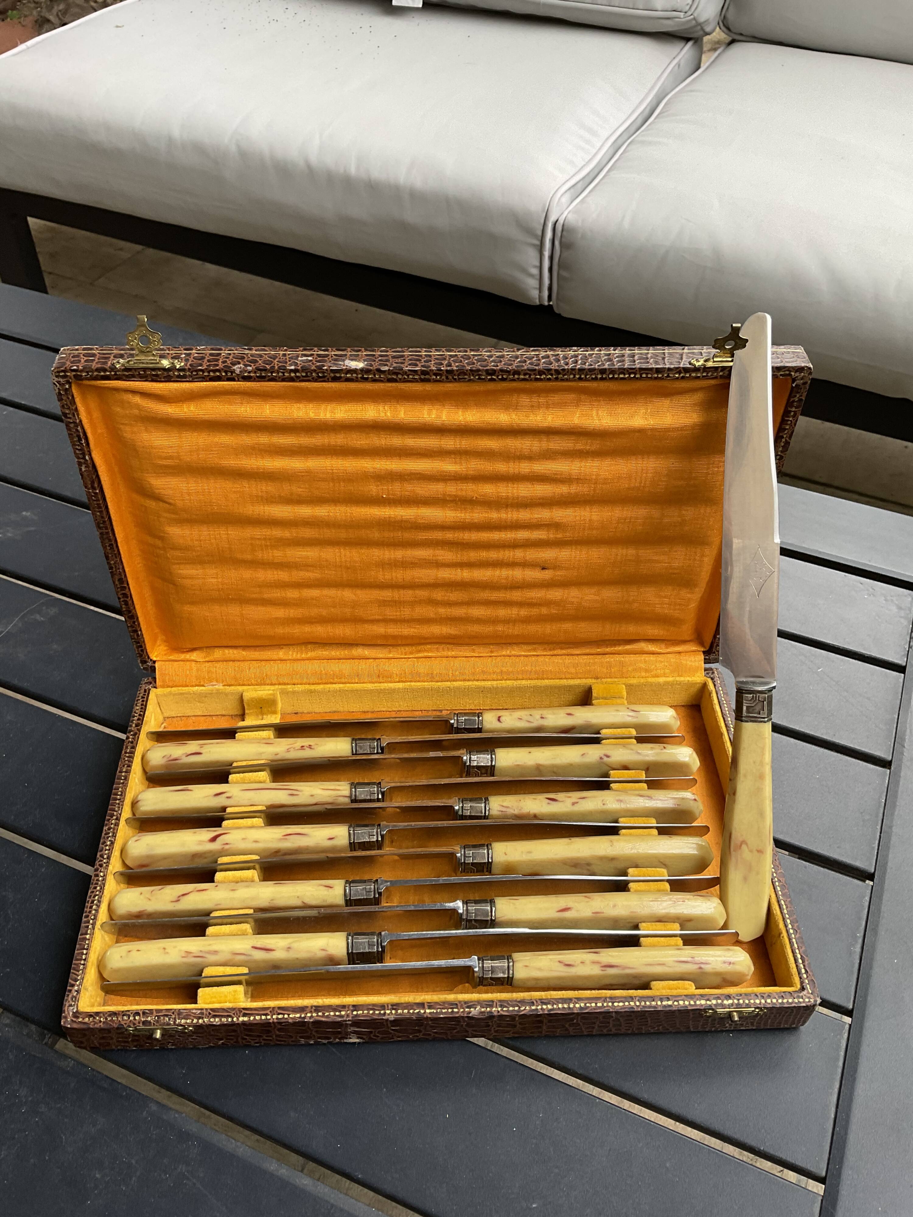 Box 12 knives old
