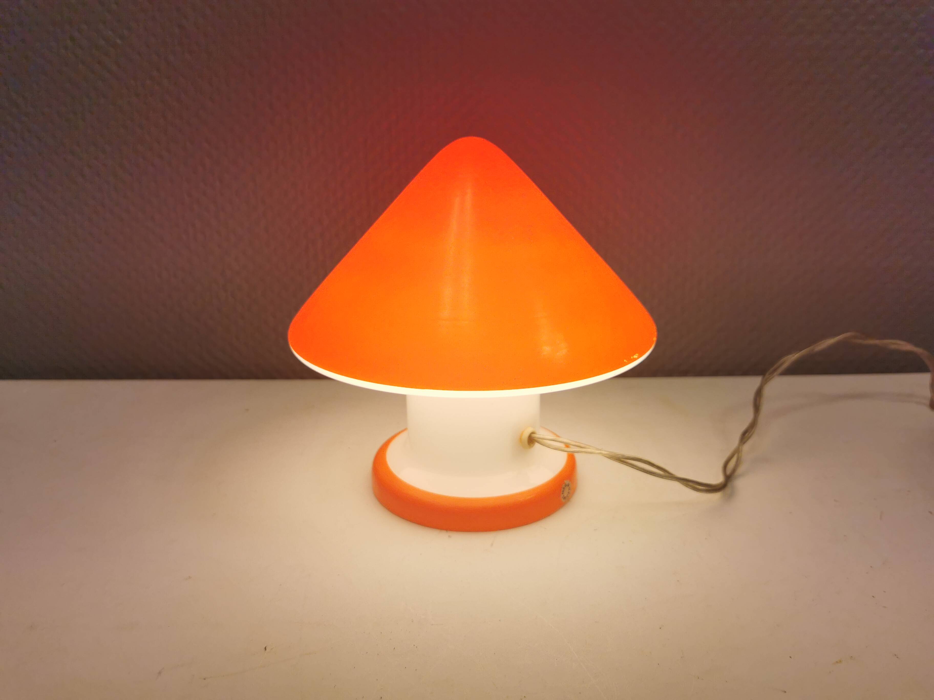 Beautiful Swedish mushroom-shaped table lamps in red and white glass. Estimated 1970s.