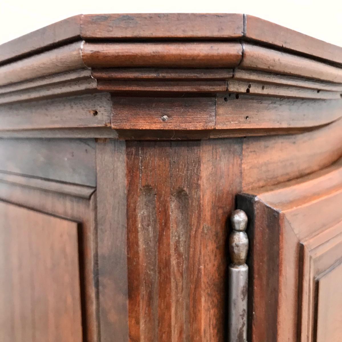 Small-scale model of a French cabinet