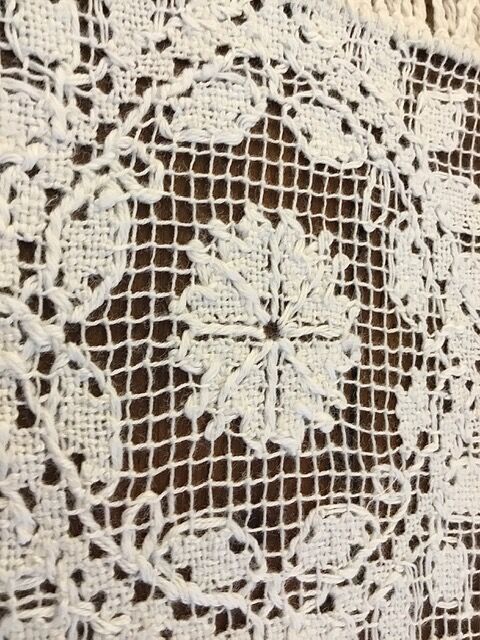 Old napperon in knotted and hand-embroidered fillet