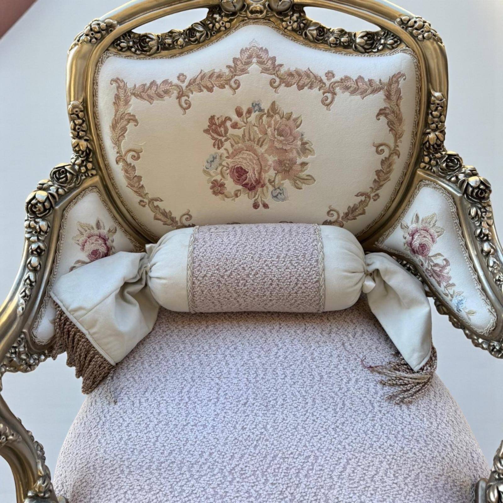 Louis XV salon in white and gold with tufting - Handmade in beech wood.