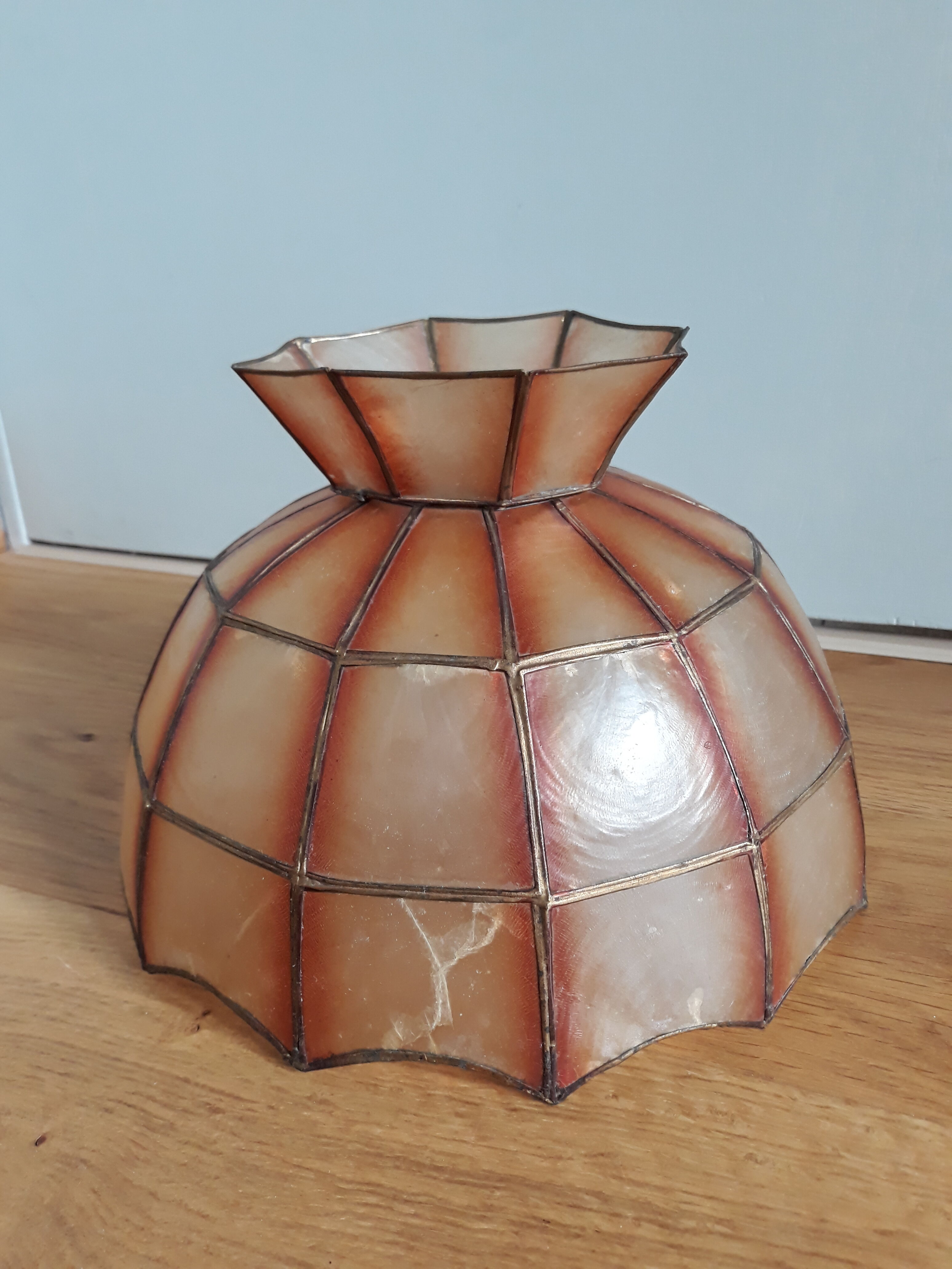 Mother-of-pearl lampshade for suspension