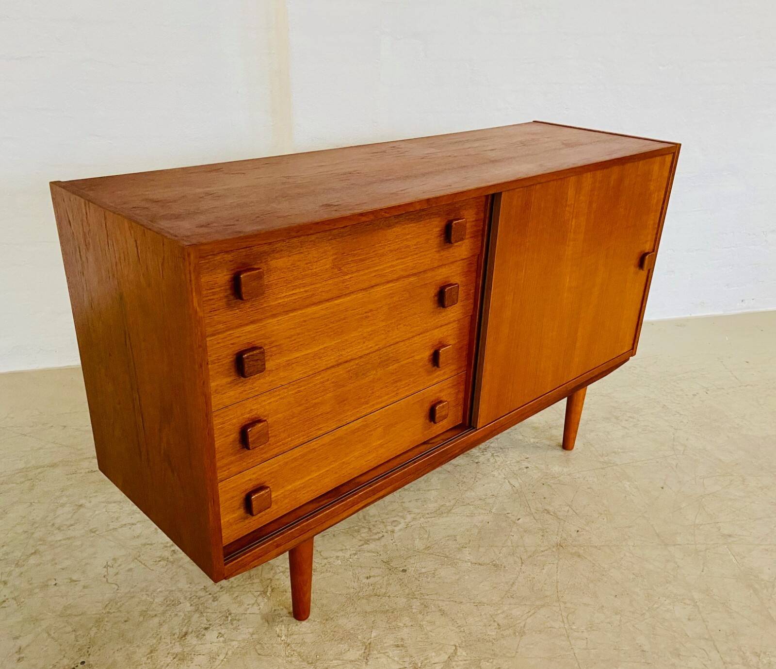 Buffet danois rétro vintage en teck du milieu du siècle par Domino Møbler
