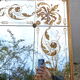 Miroir en verre églomisé à décor gravé de feuillages dorés 1960