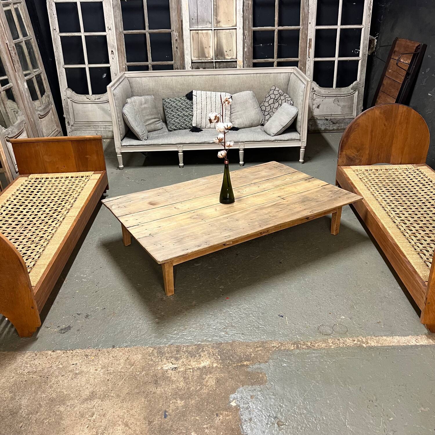 Table basse de ferme rustique brutaliste