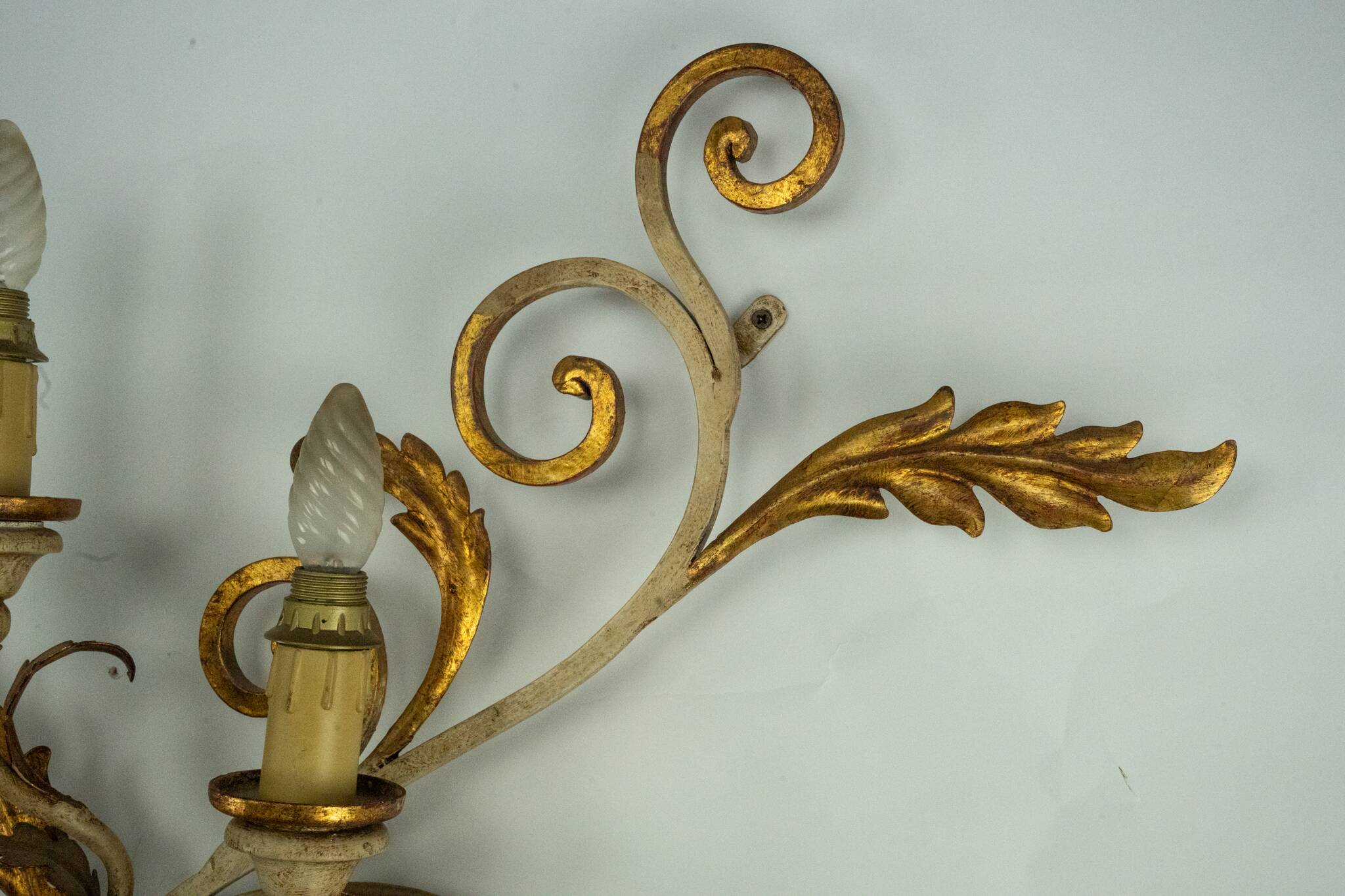 Pair of large floral wall lamps in gilded and lacquered metal. Italy 1960s