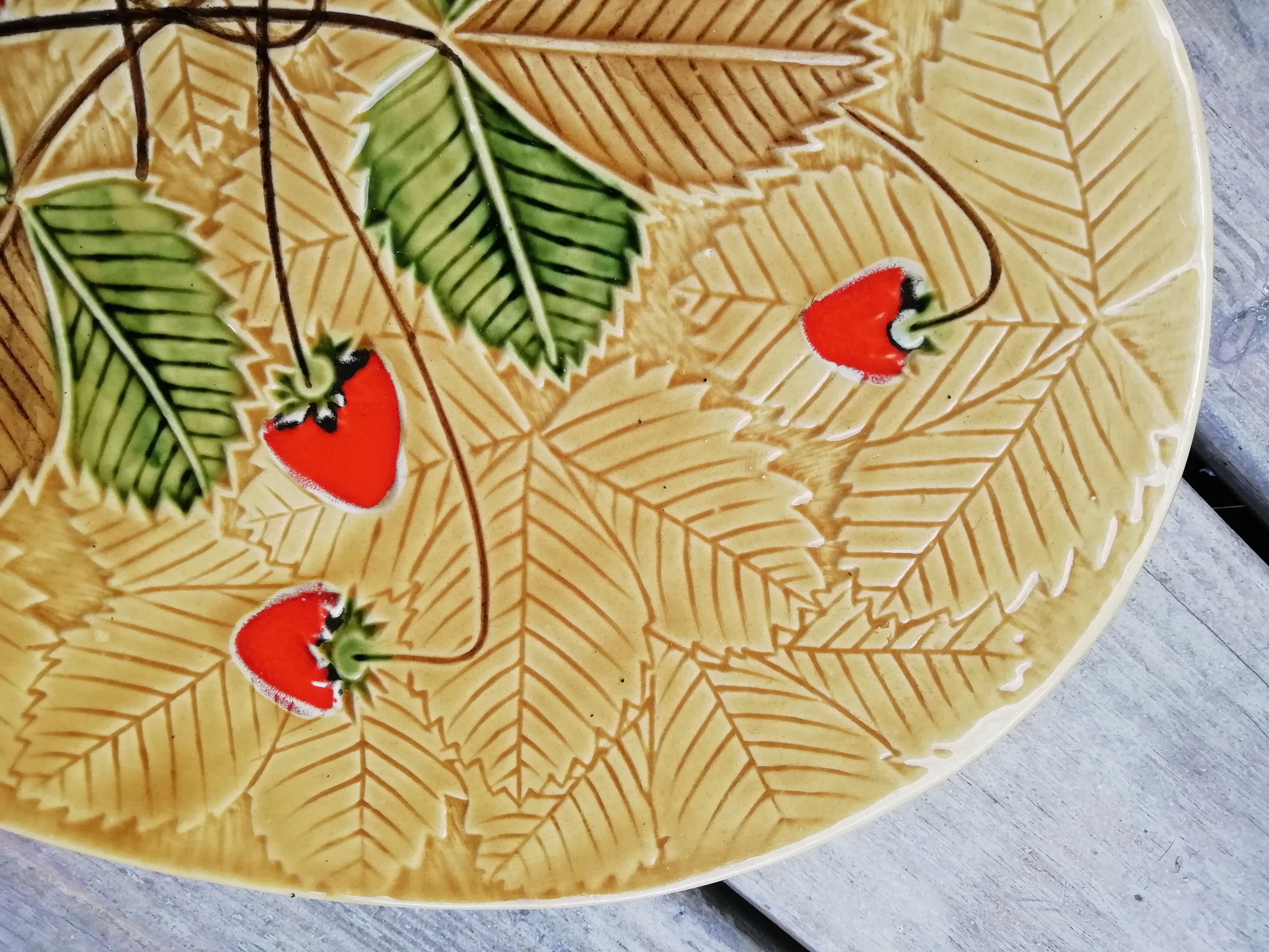 Strawberry barbotine dish