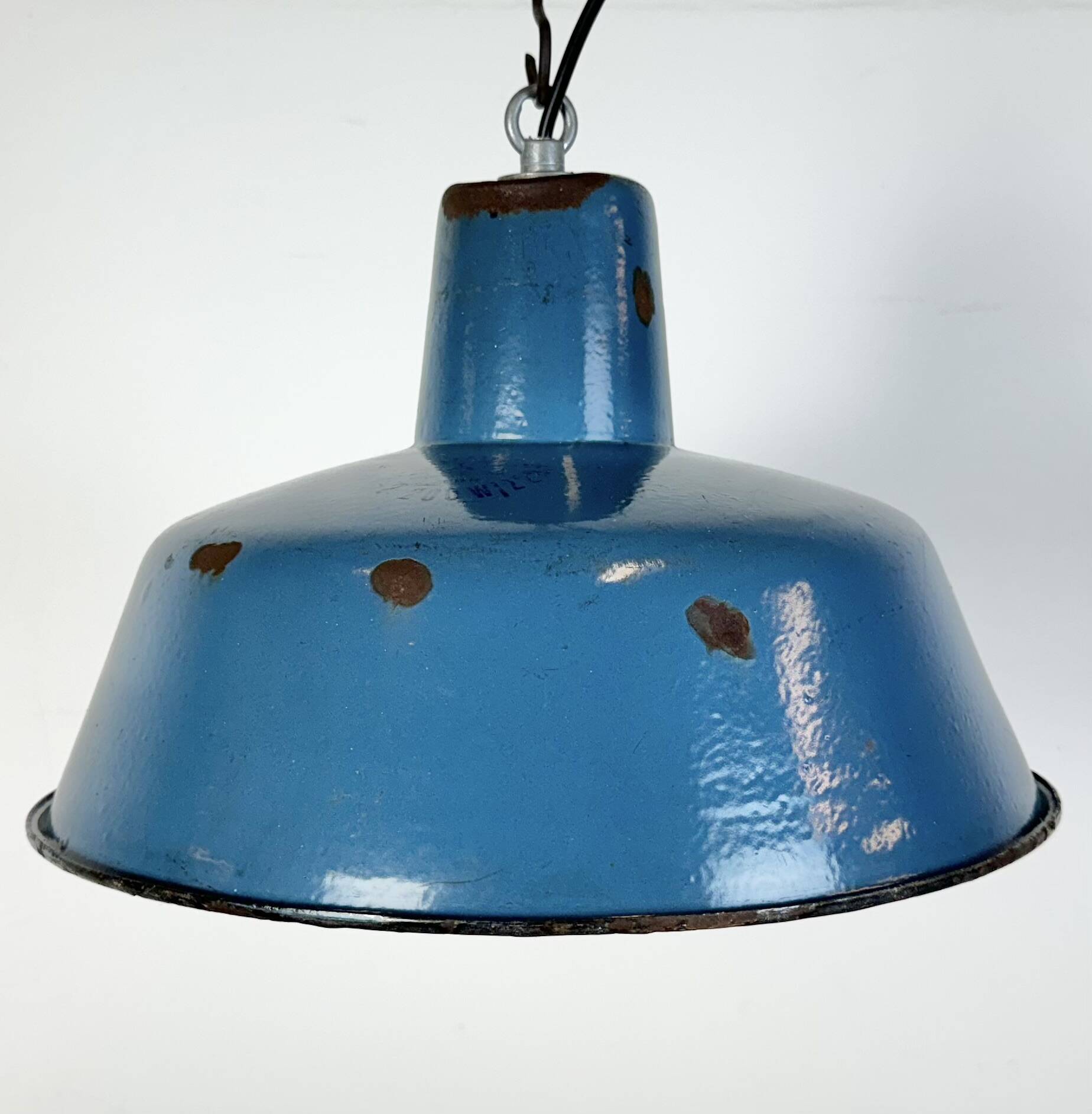Lampe à suspension industrielle en émail bleu, années 1960