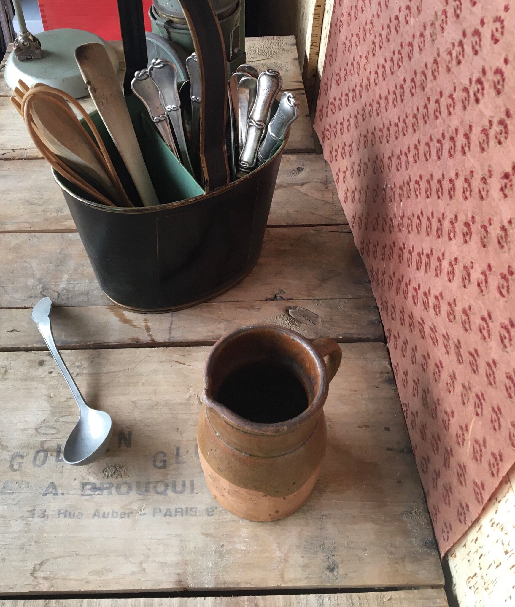 Painted sheet metal compartment basket