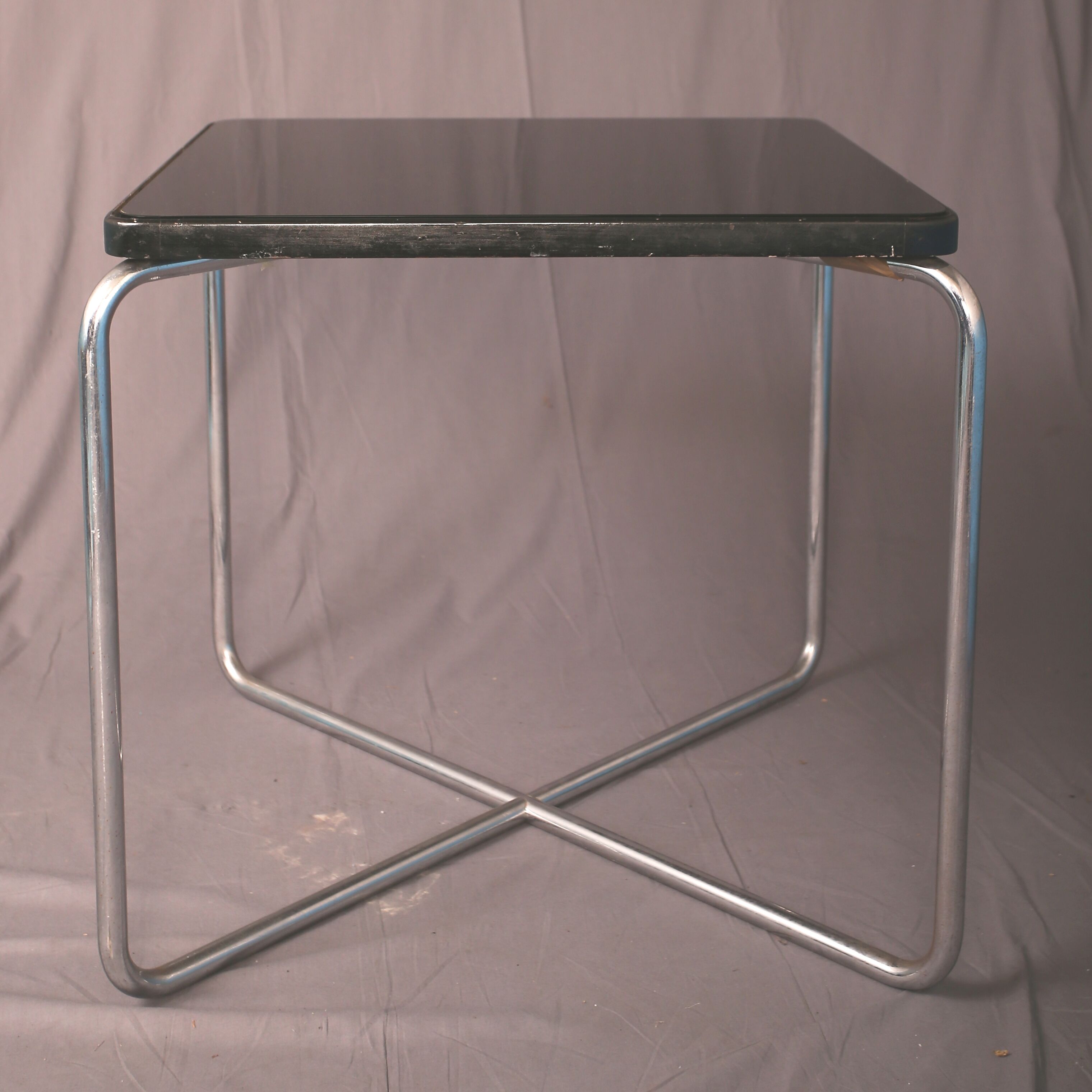 Table d'appoint moderniste dans le style Bauhaus