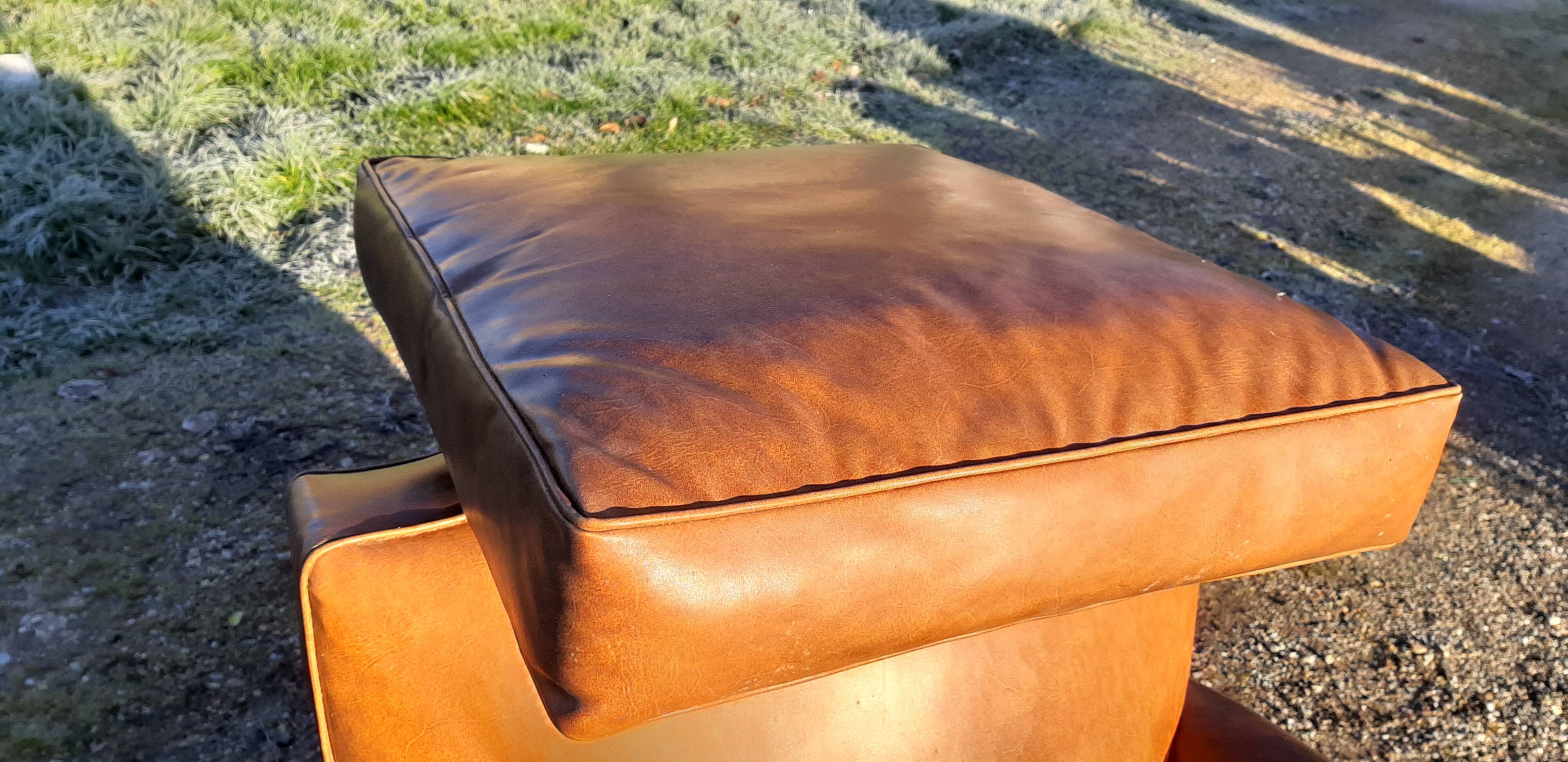 Fauteuil club des années 30 en simili cuir