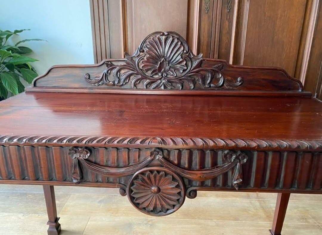 Table d'appoint de style édouardien finement sculptée