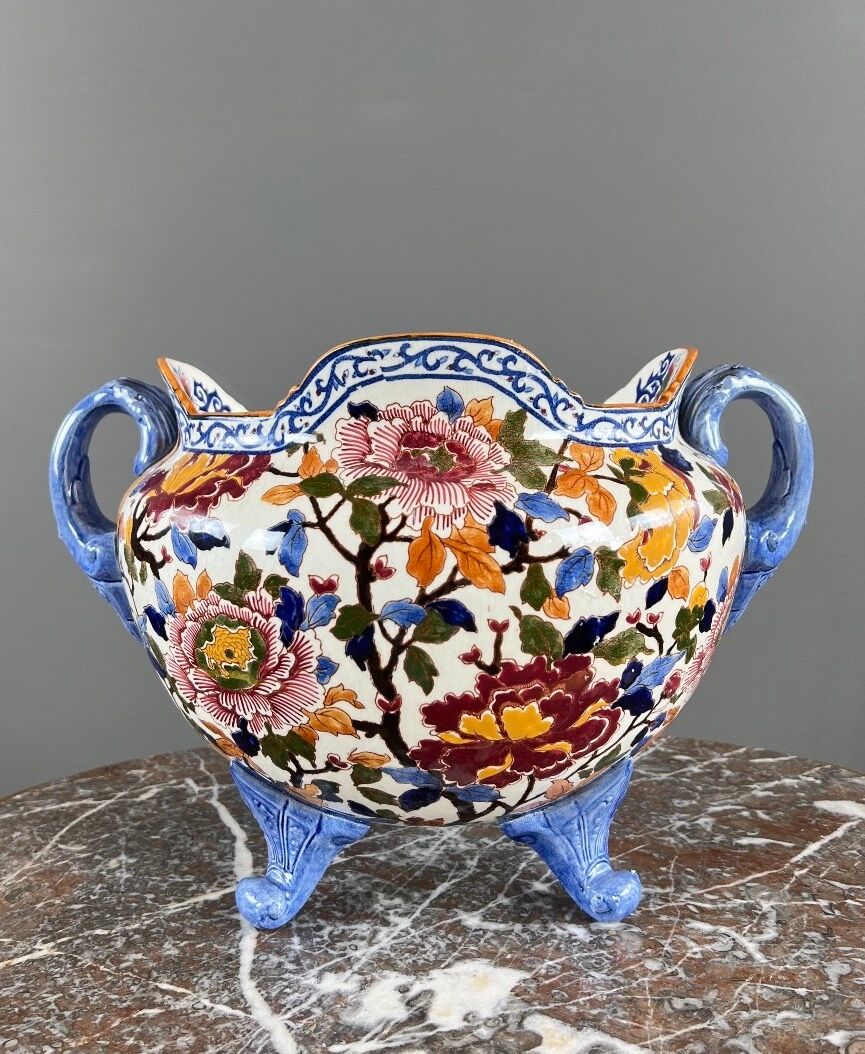 Large earthenware cache-pot from Gien with peony decoration, 20th century.