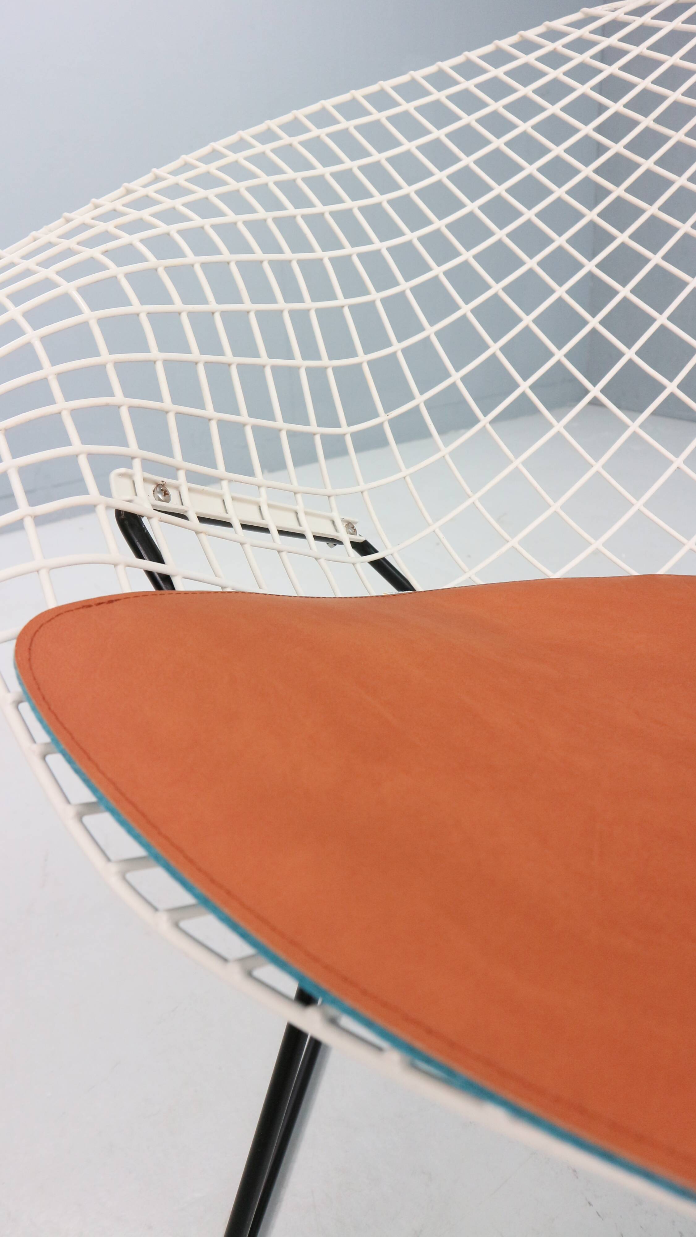 Diamond chair by Harry Bertoia in white & black metal and new leather seati