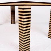 Table à manger en bois style Memphis, Italie