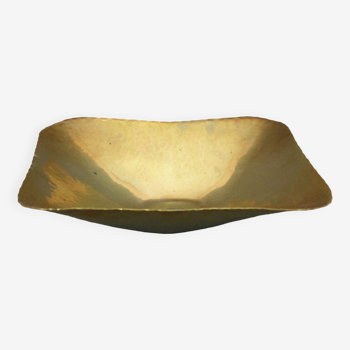 Modernist artisanal pocket tray in hammered brass signed 1950s