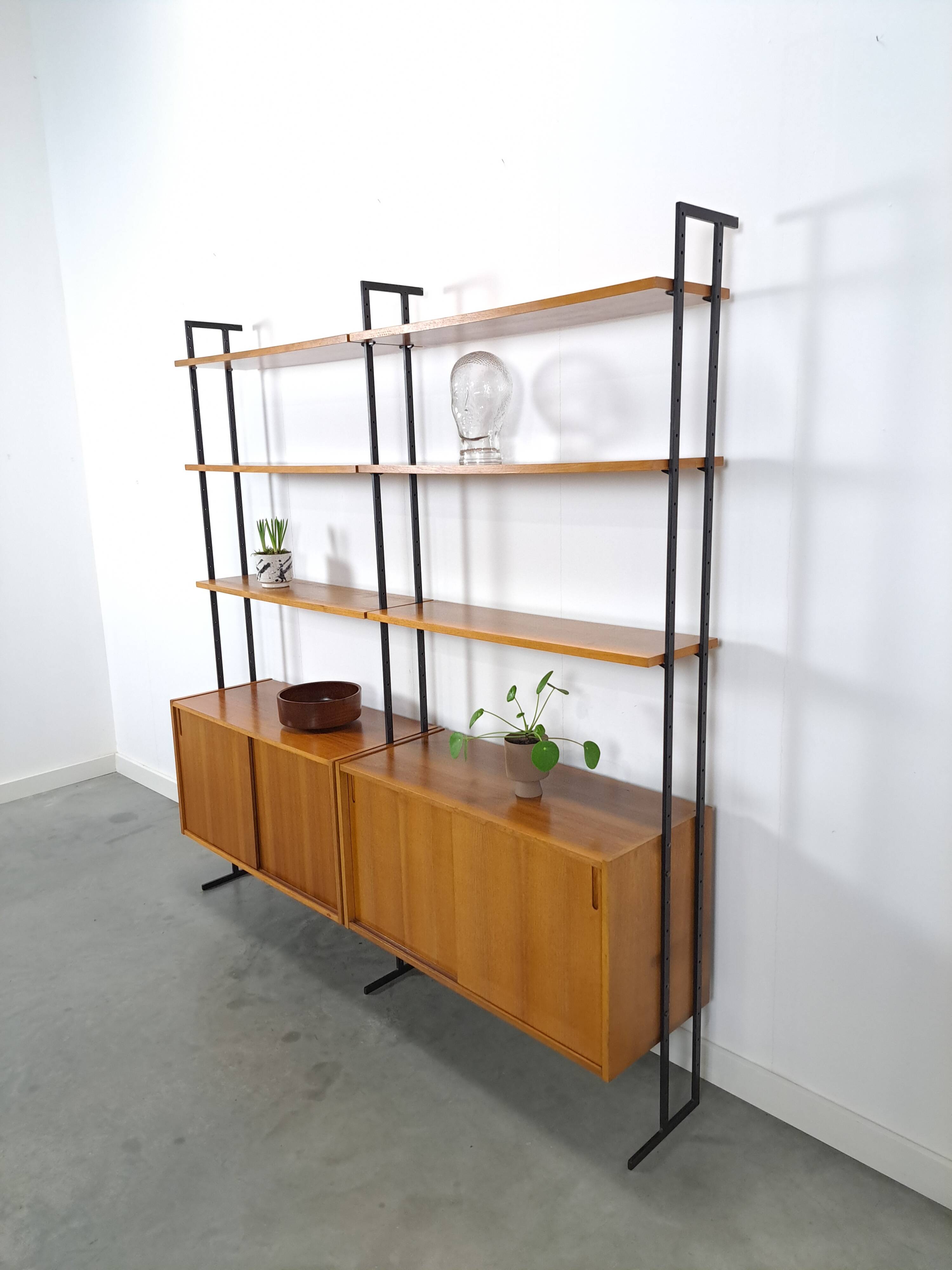 Modulair Omnia wandsysteem, Hilker, teak en zwart staal met legplanken