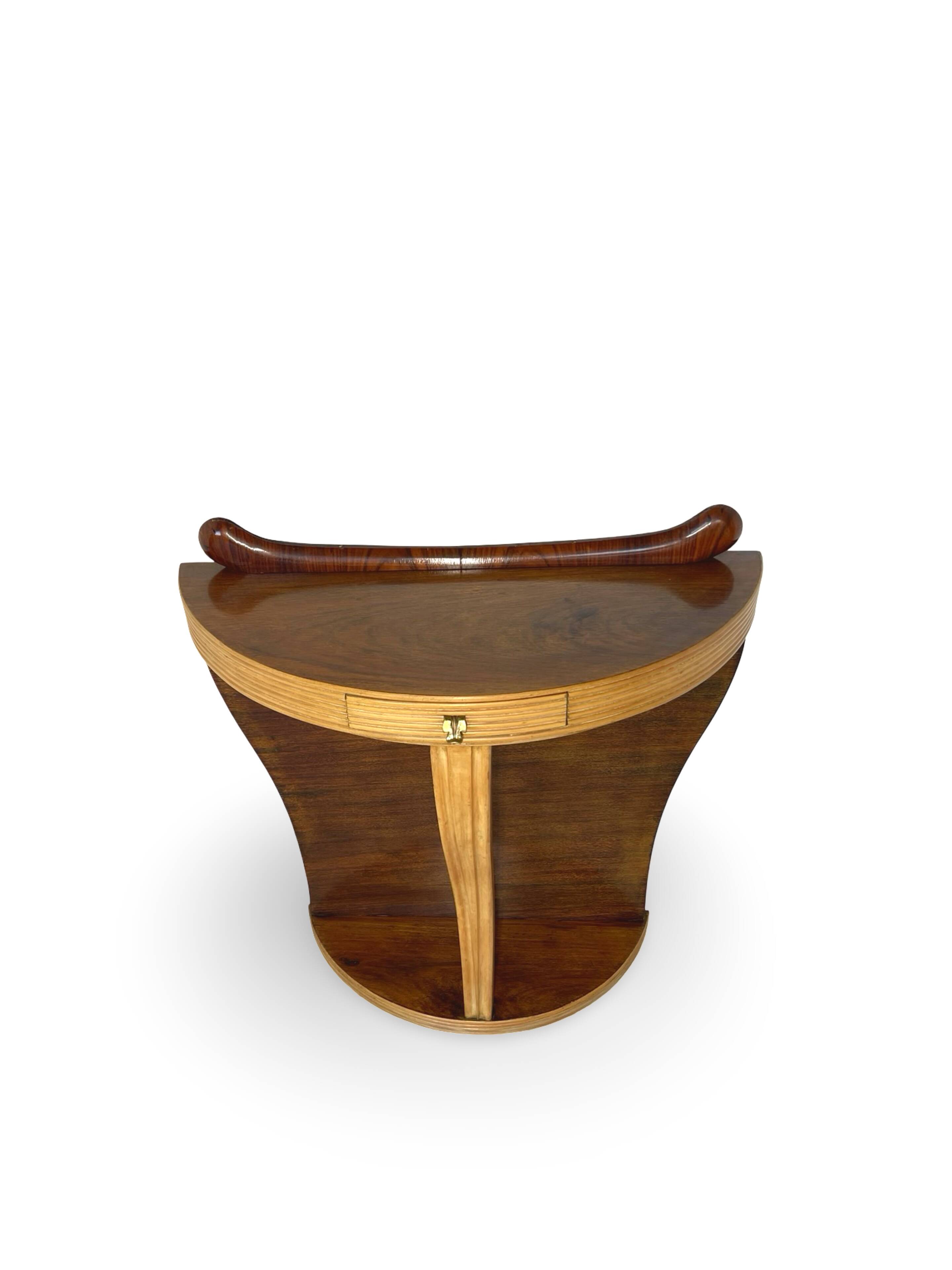 Console Art Déco moderne du milieu du siècle, dans le style de Paolo Buffa.
