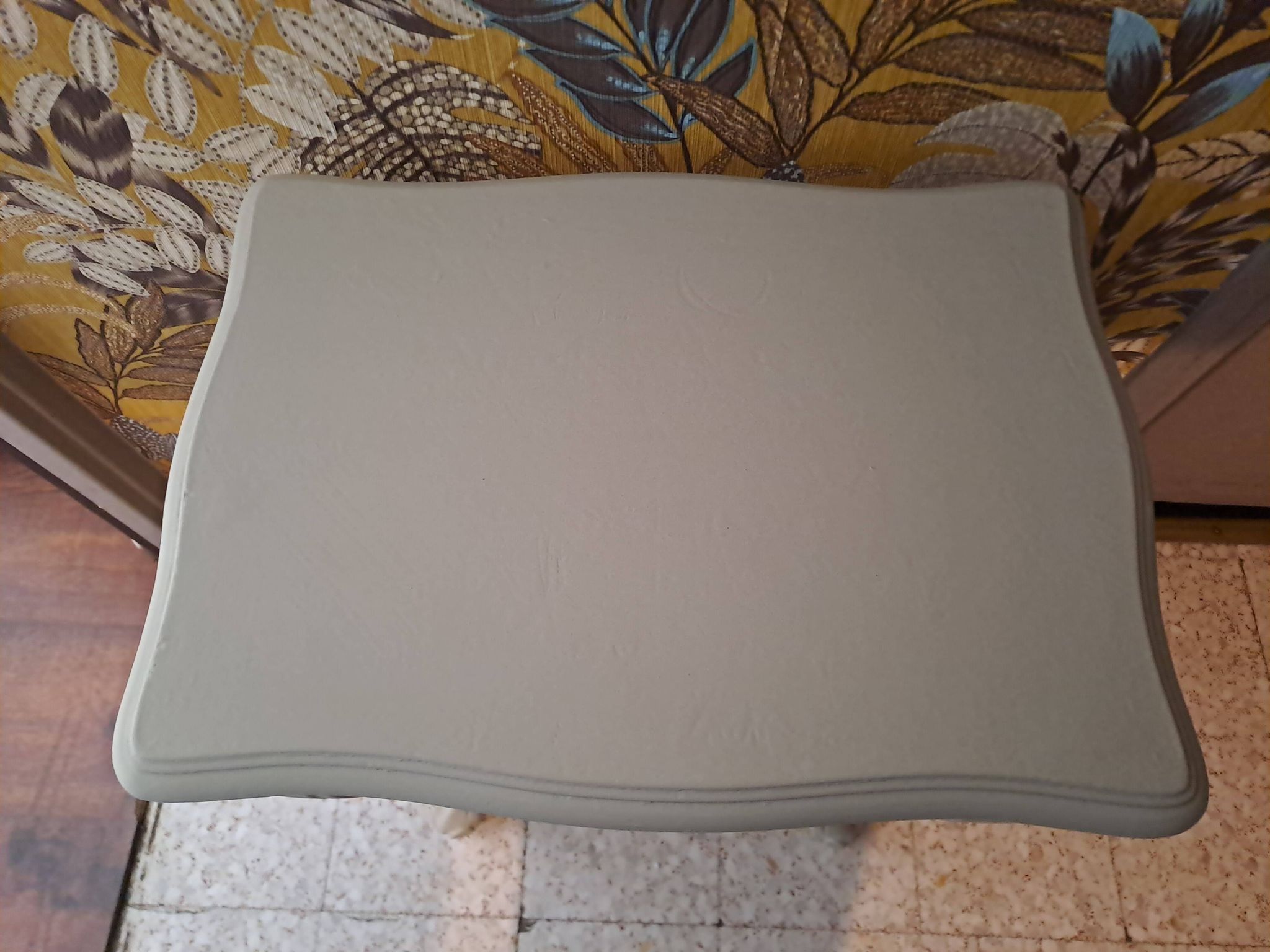 Console in gray painted wood with a lower tray