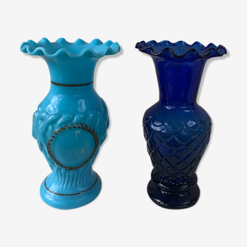 Deux vases à collerette art déco en opaline et verre bleu anciens