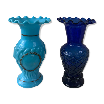 Deux vases à collerette art déco en opaline et verre bleu anciens