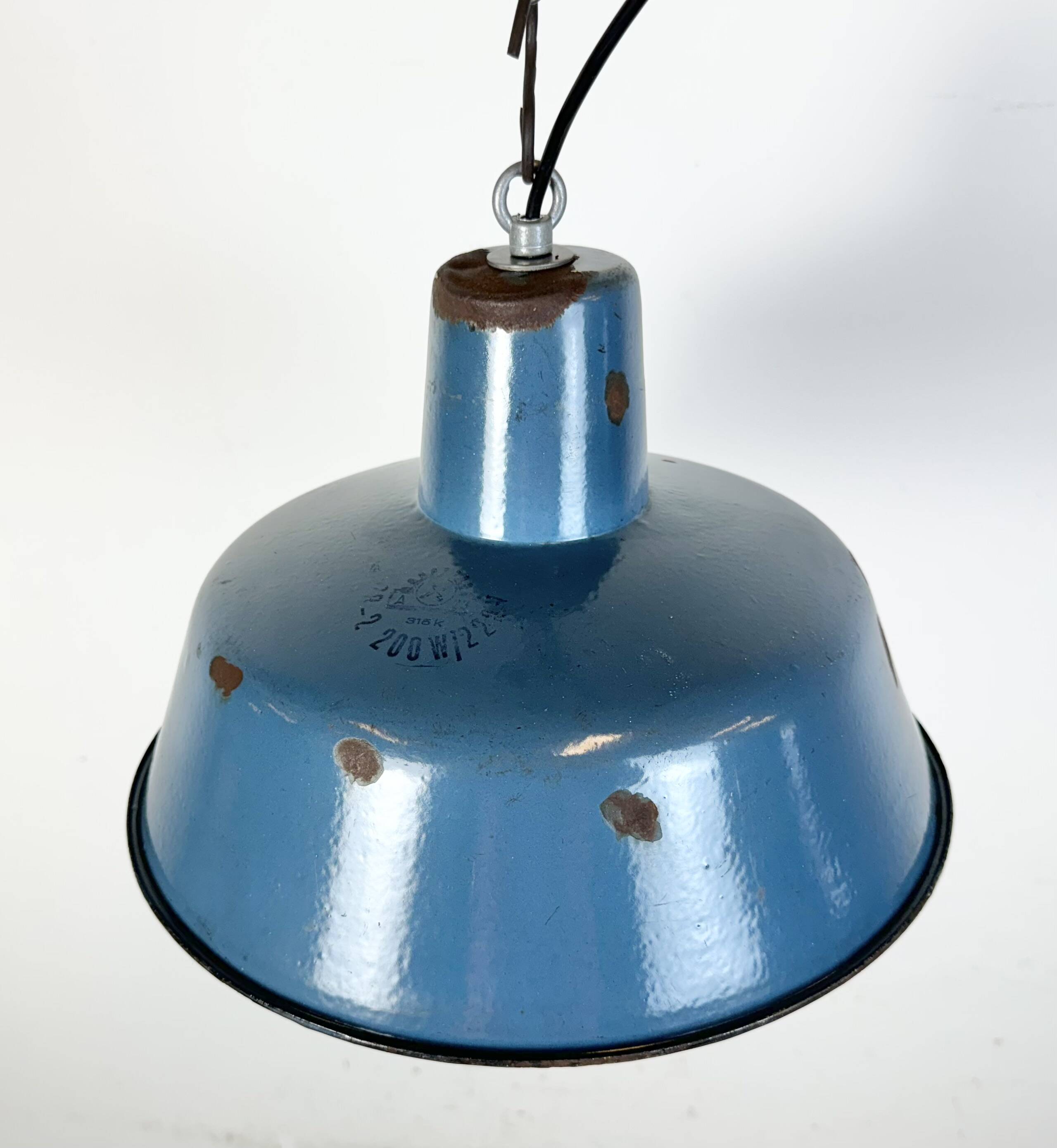Lampe à suspension industrielle en émail bleu, années 1960